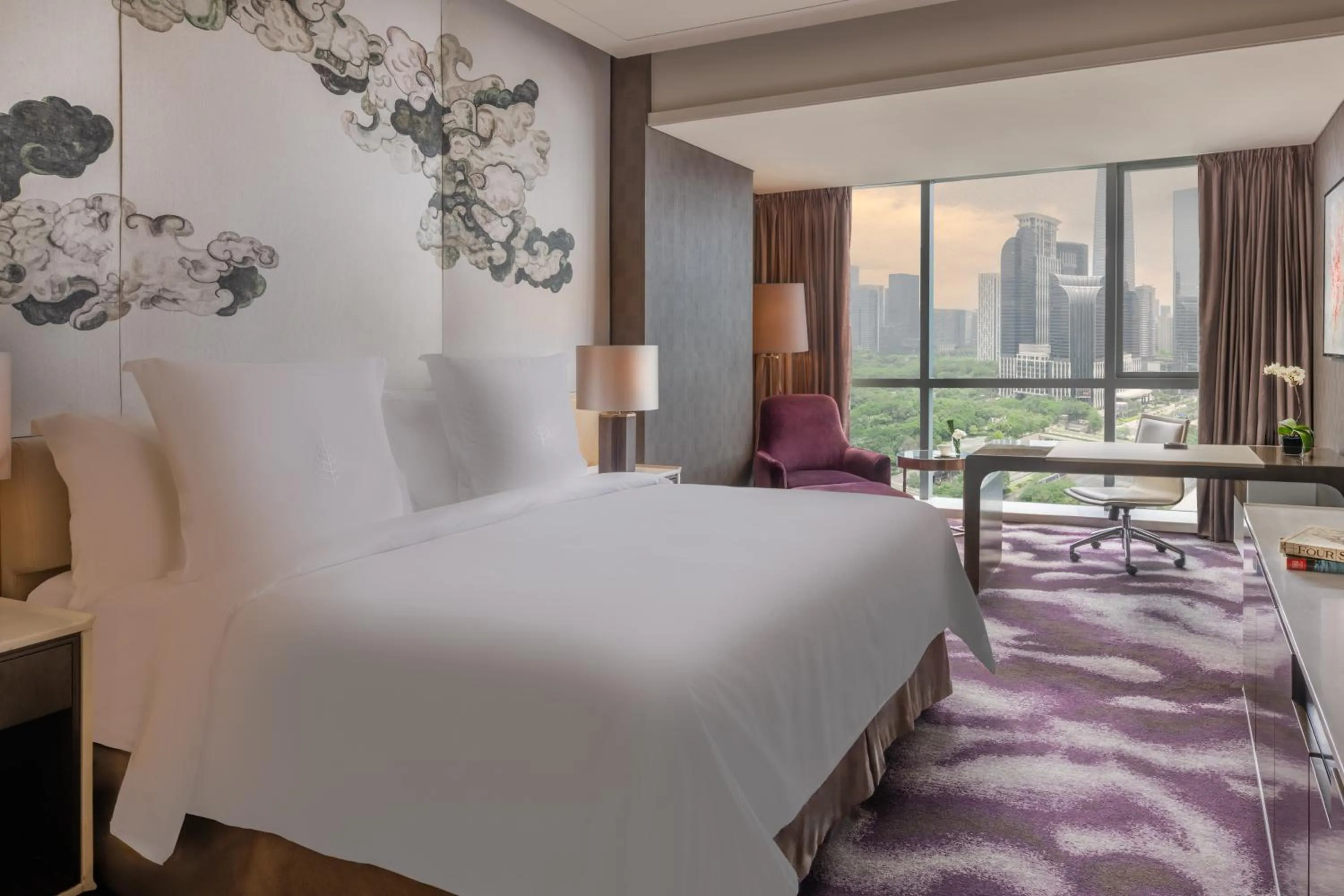 Deluxe King Room in Four Seasons Hotel Shenzhen