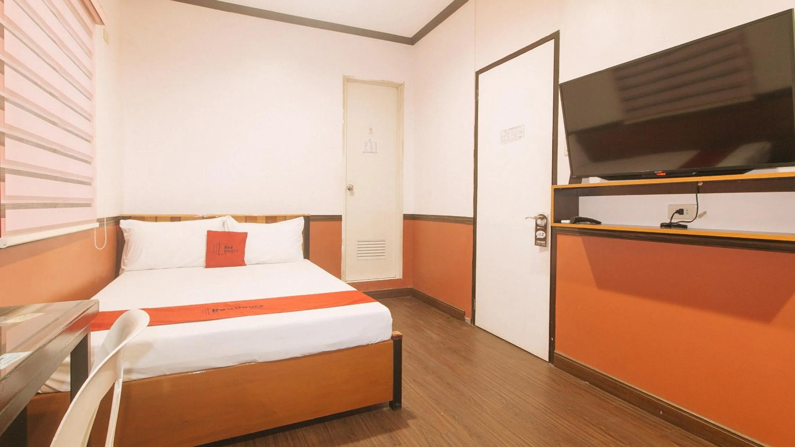 Deluxe Room in RedDoorz @ Camaman-An Cagayan De Oro City
