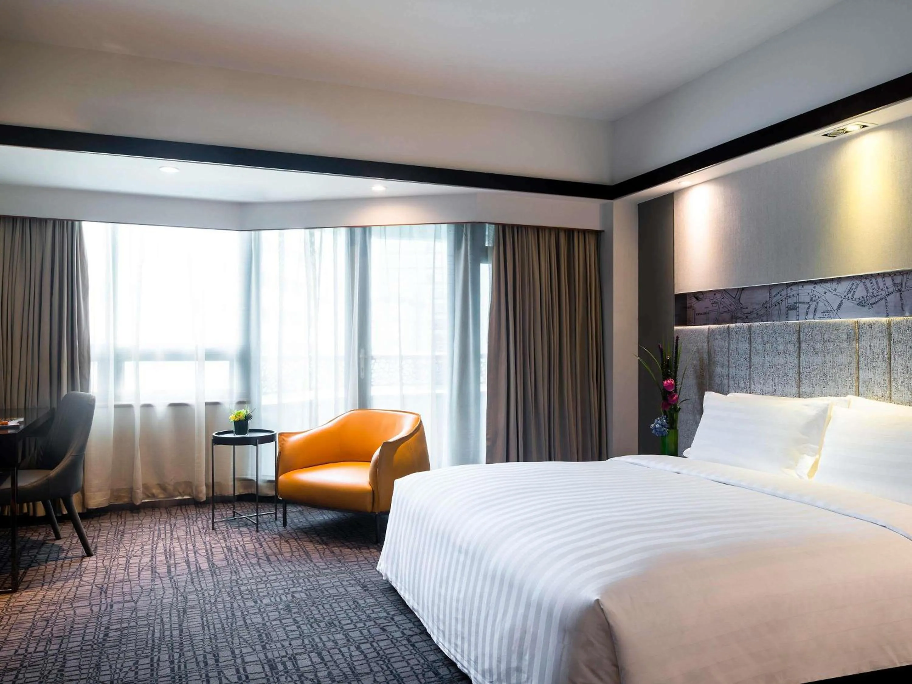 Deluxe King Room with City View in Grand Mercure Shanghai Hongqiao