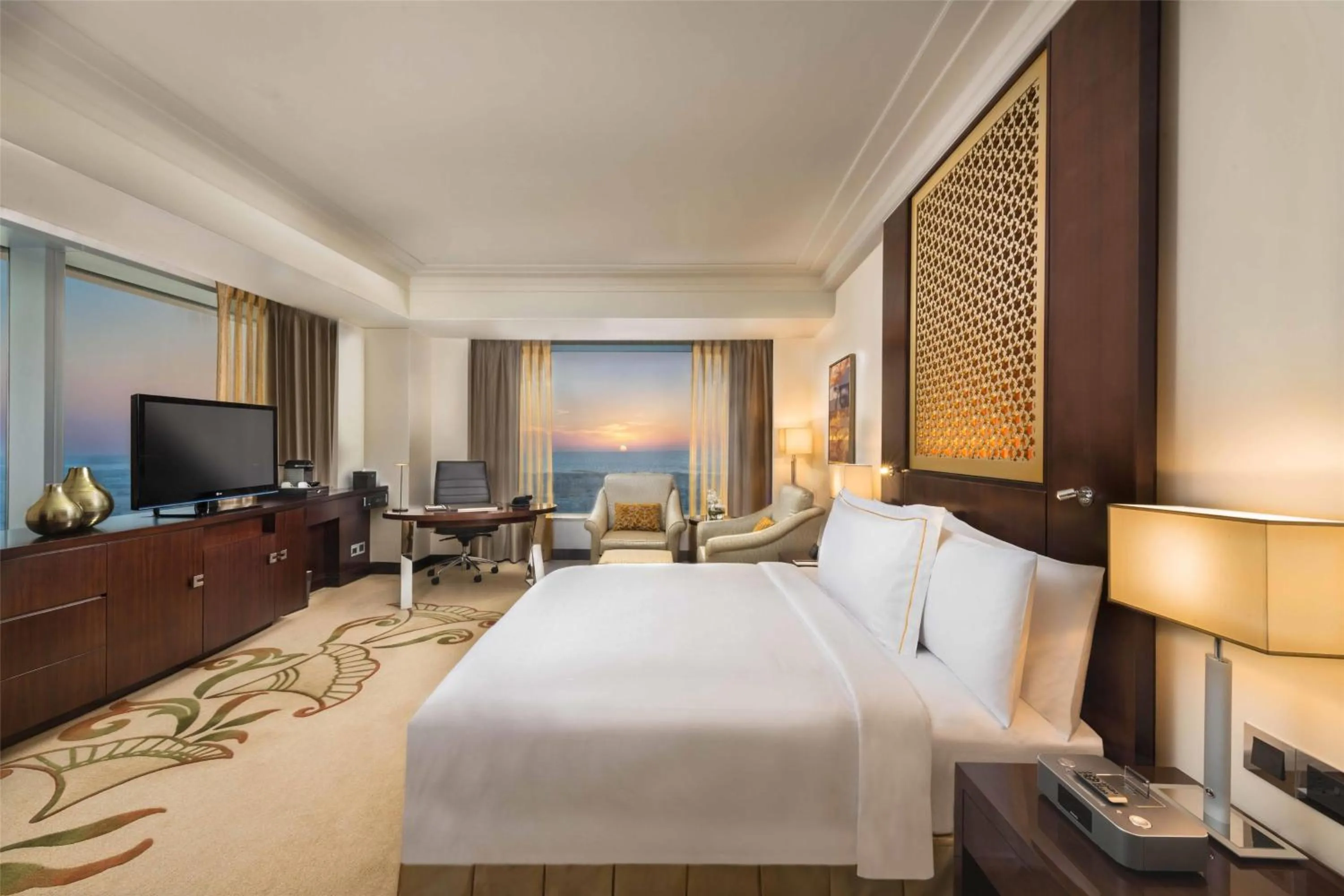 Deluxe Corner King room with panoramic view in Conrad Dubai