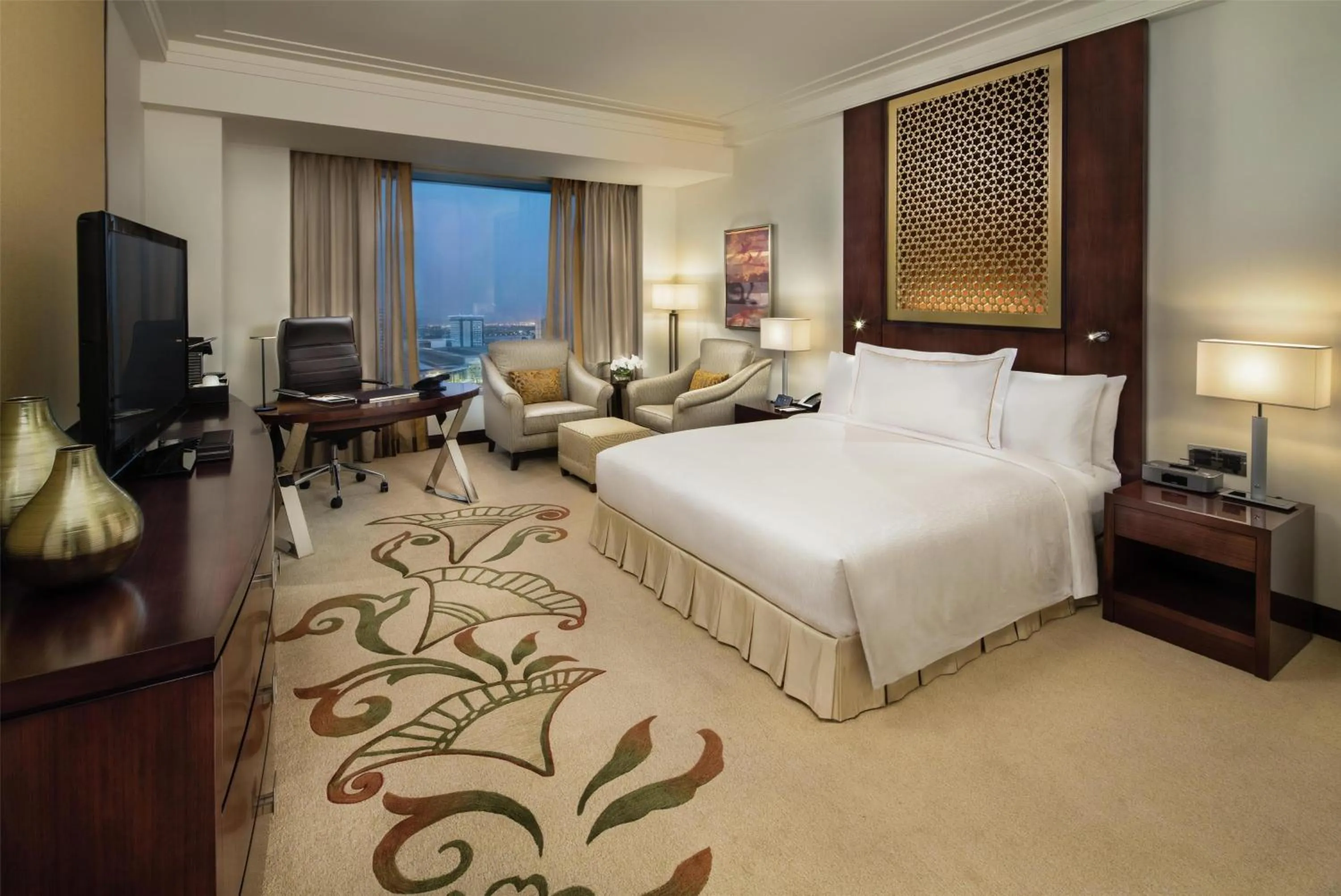 Deluxe King Room with Skyline View in Conrad Dubai
