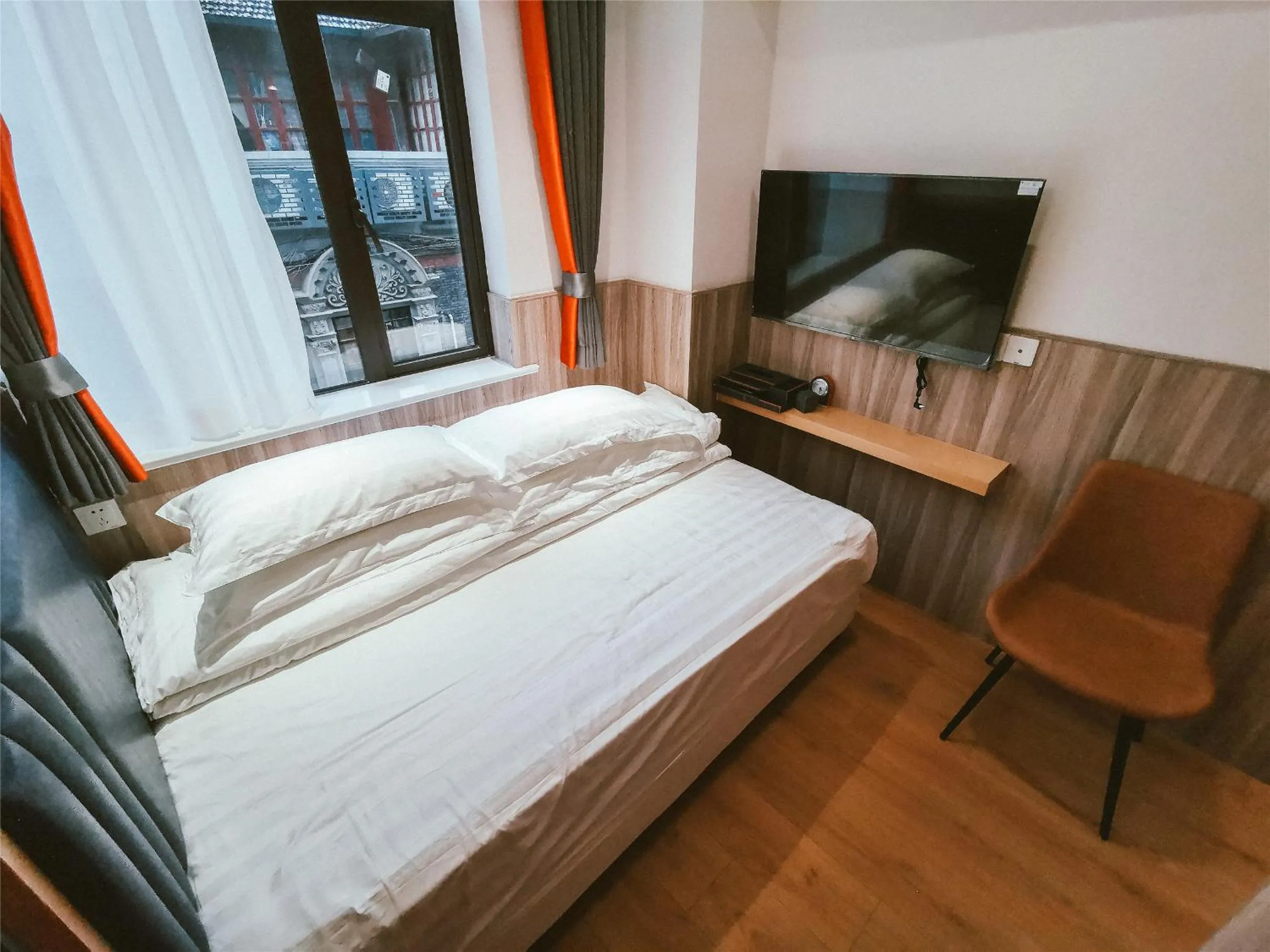Small Double Room in Shanghai Fish Inn People Square