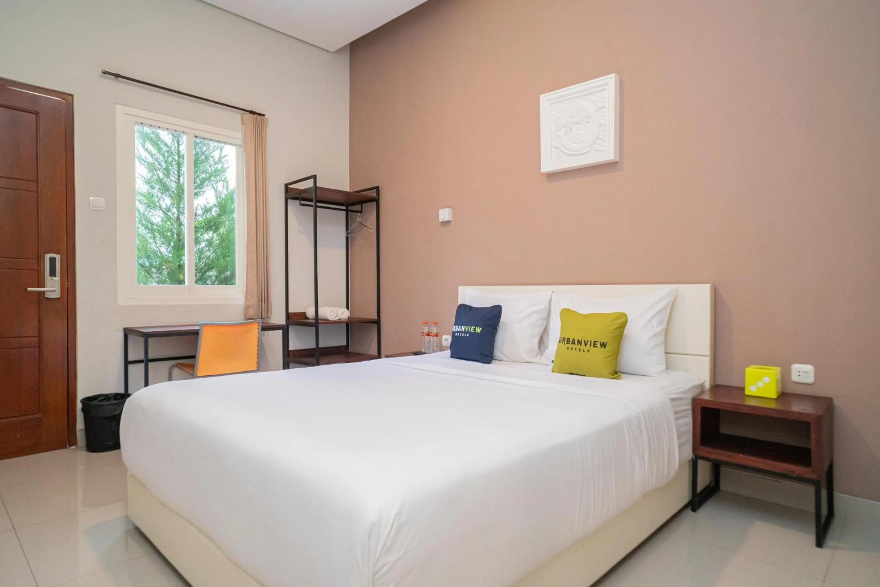 Deluxe Double Room in Urbanview Hotel Bubusini Batu by RedDoorz