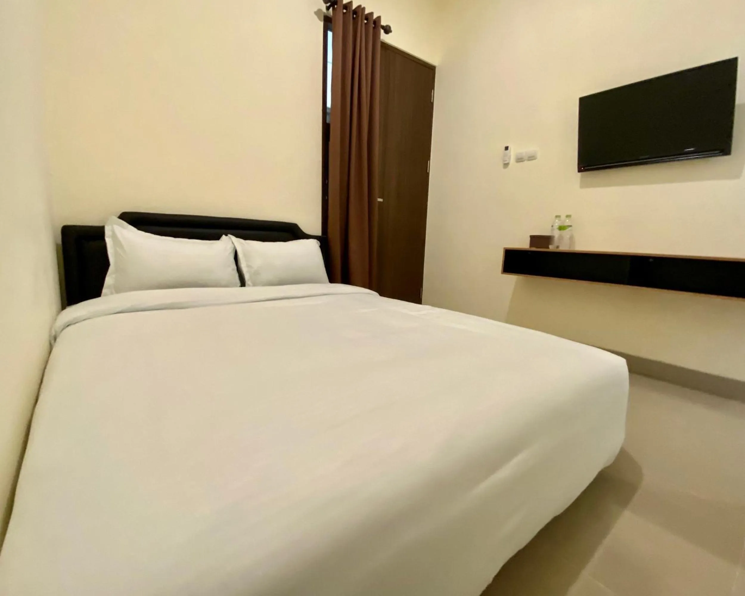 Standard Double Room in RedDoorz at Arkana Seturan Pakuwon Mall