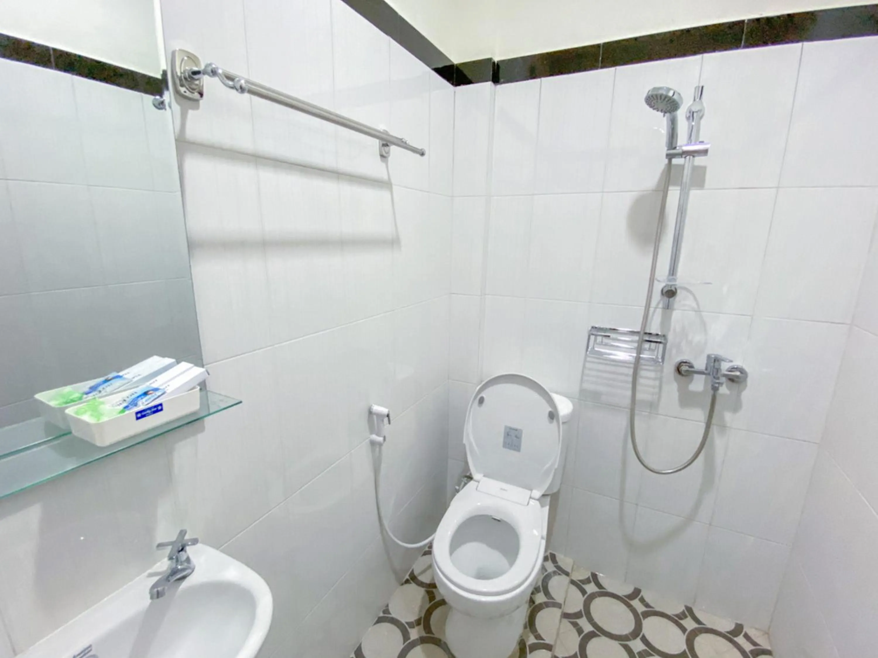 Deluxe Room in RedDoorz Syariah At Mitra Guest House