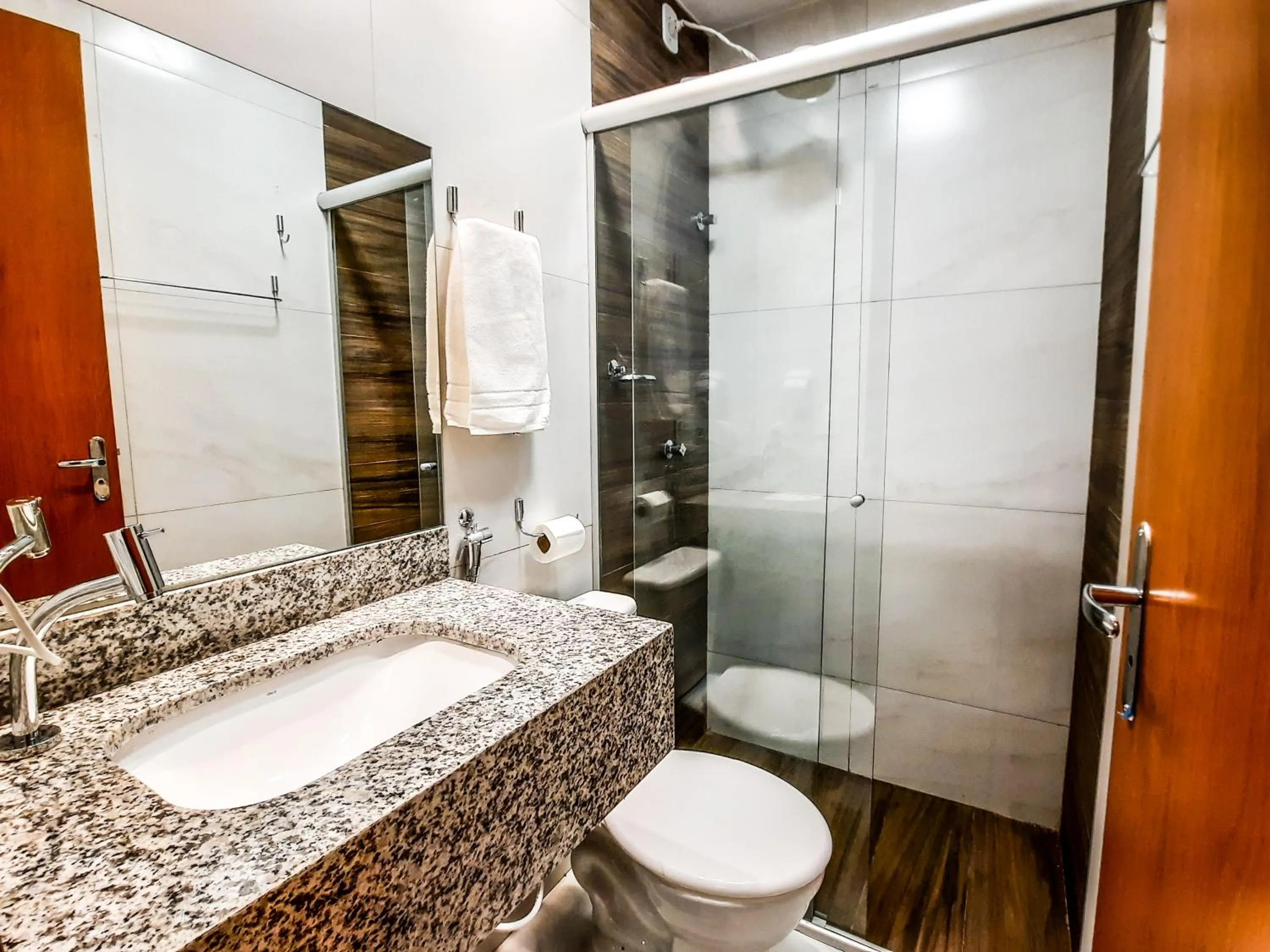 Deluxe Double Room with Shower in HUB Hotel