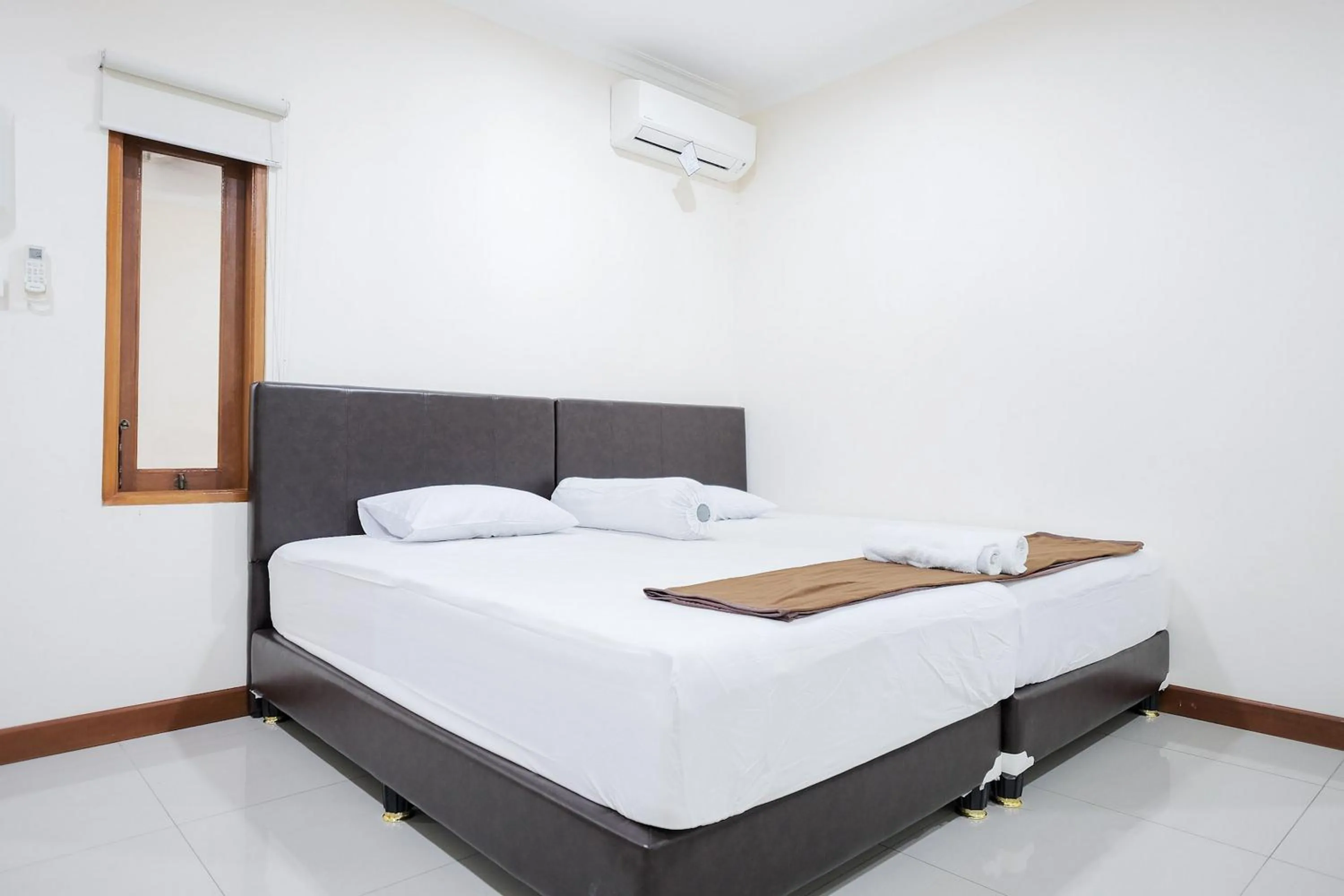 Standard Double Room in wisma delapan Mitra RedDoorz