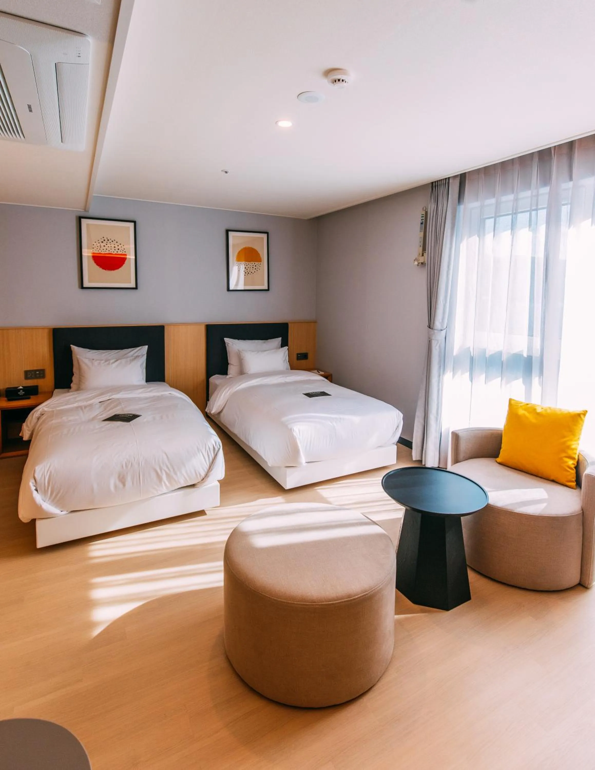 Deluxe Twin Room with Free access to Rooftop pool in Hound Hotel Busan Station