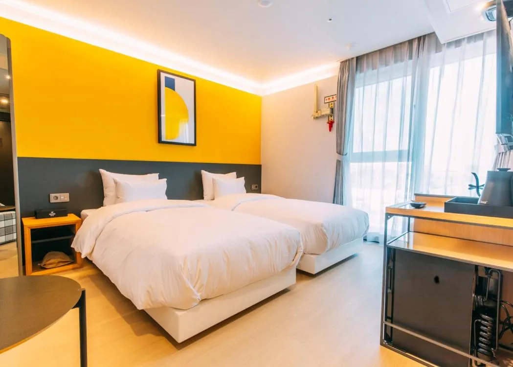 Standard Twin Room with Free access to Rooftop pool in Hound Hotel Busan Station
