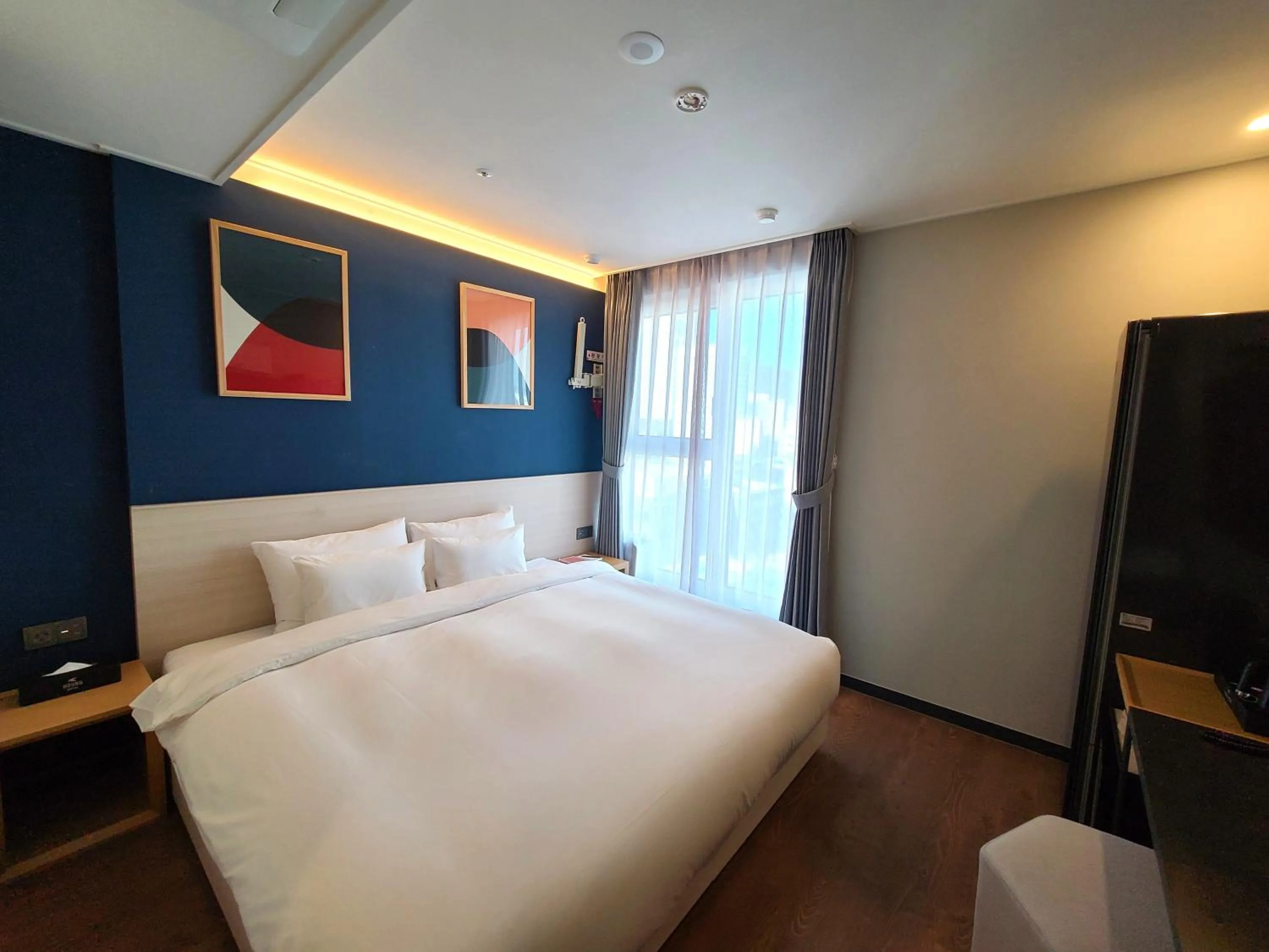 [A LA CARTE Breakfast PKG for 2] Superior King Room with Free access to Rooftop pool in Hound Hotel Busan Station