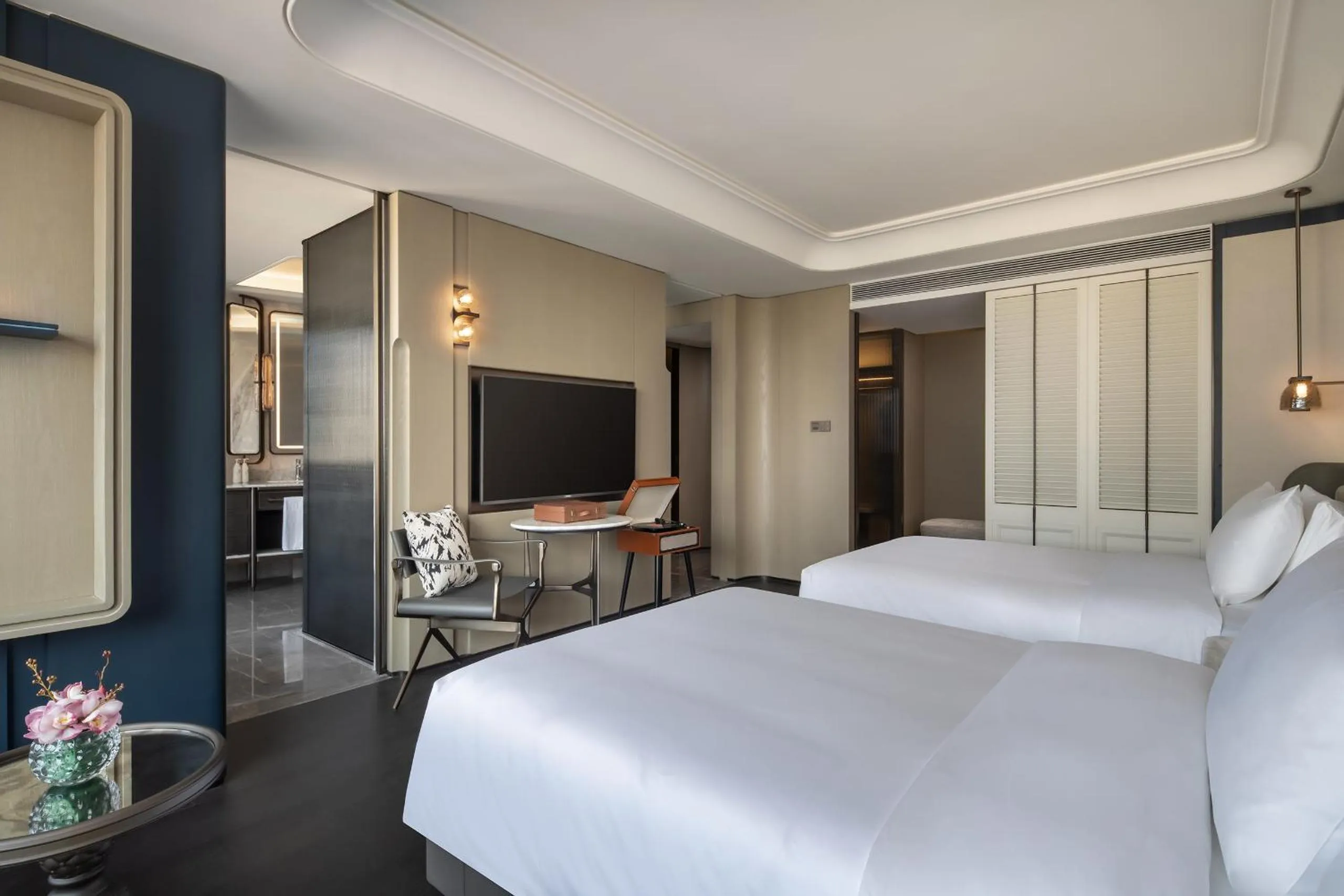 Grand Double Room with Two Double Beds - High Floor in Hangzhou Wulin GDA Hotel, Vignette Collection - Nearby the iconic Wulin Square, with only a few minutes' walk to the West Lake