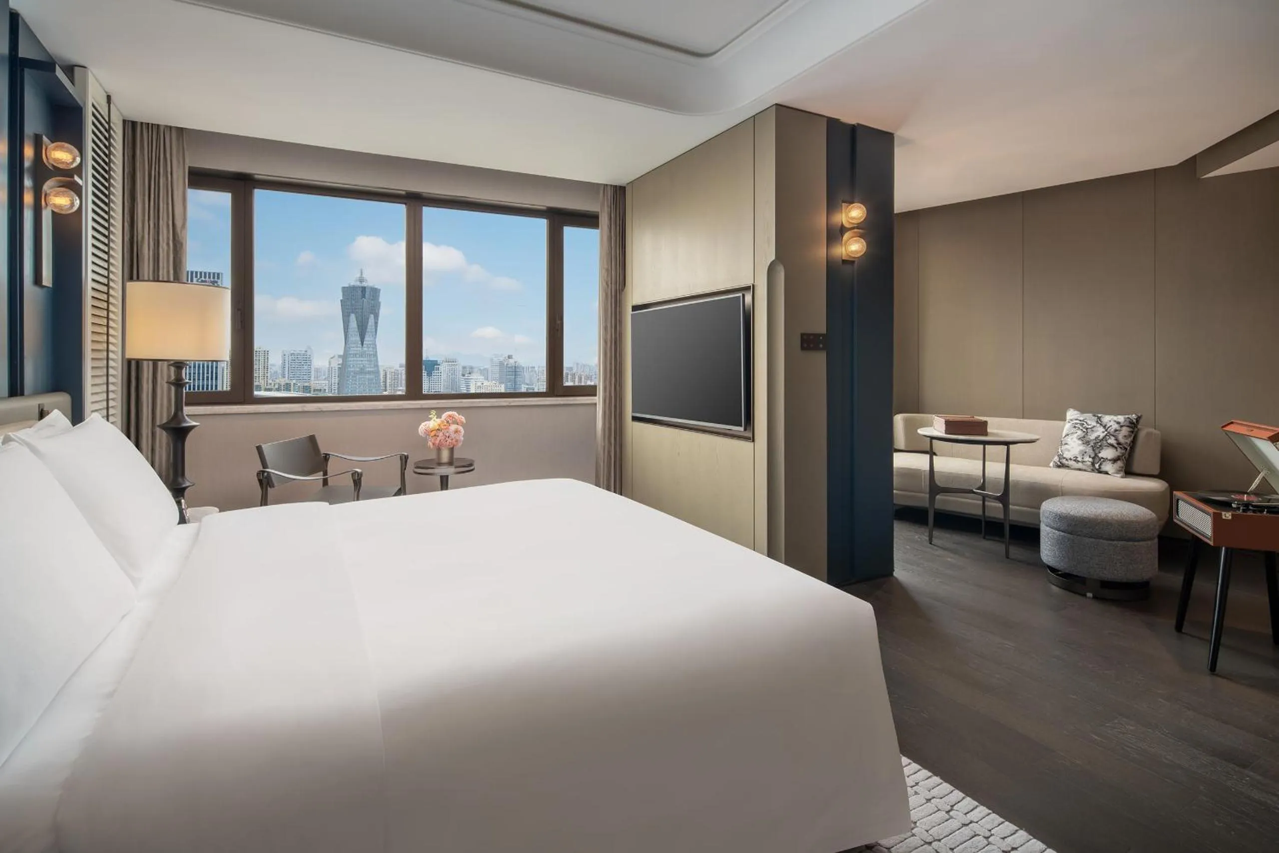 Standard King Room with City View in Hangzhou Wulin GDA Hotel, Vignette Collection - Nearby the iconic Wulin Square, with only a few minutes' walk to the West Lake