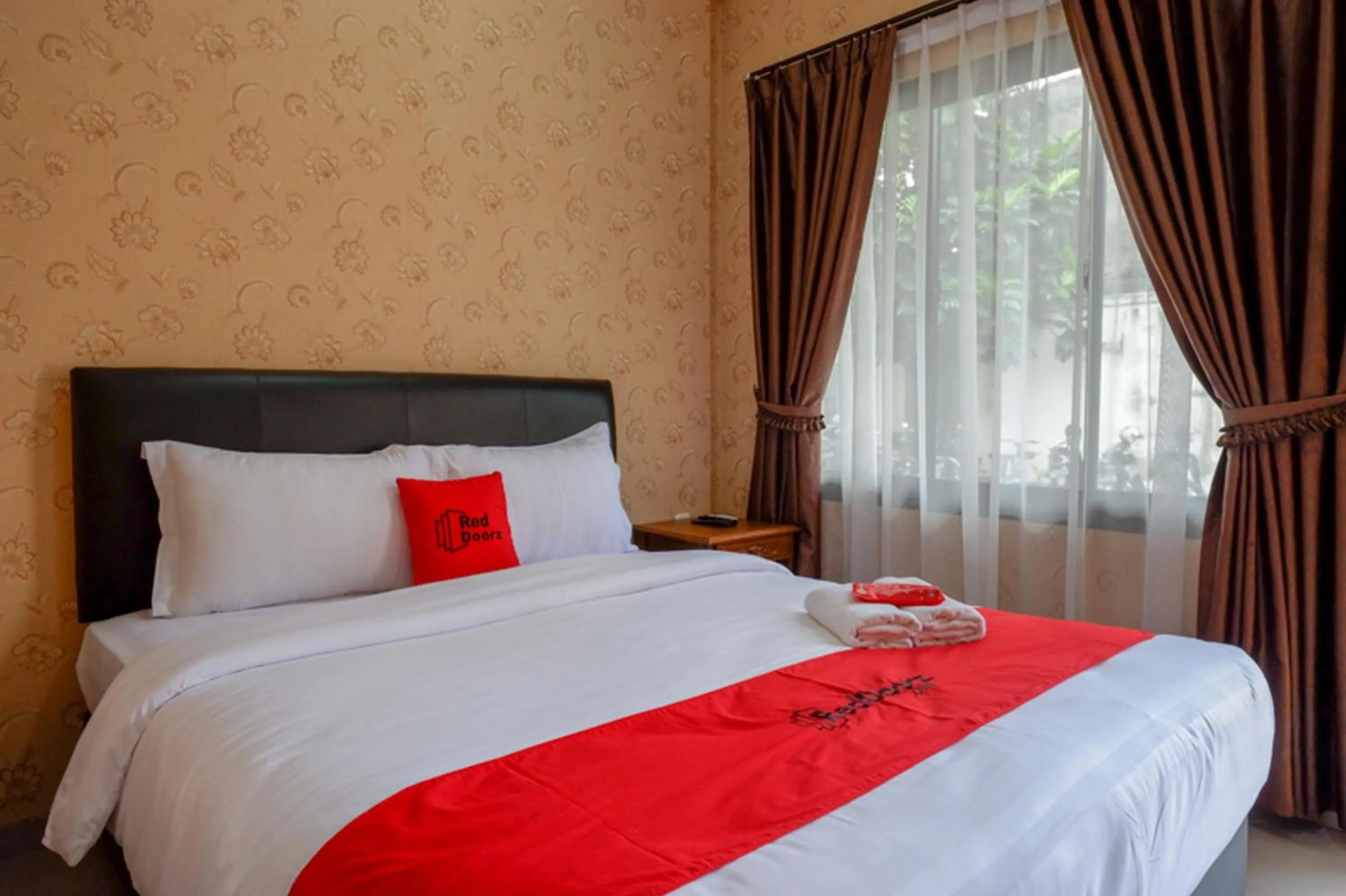 Deluxe Room in RedDoorz @ Jalan Majapahit Semarang
