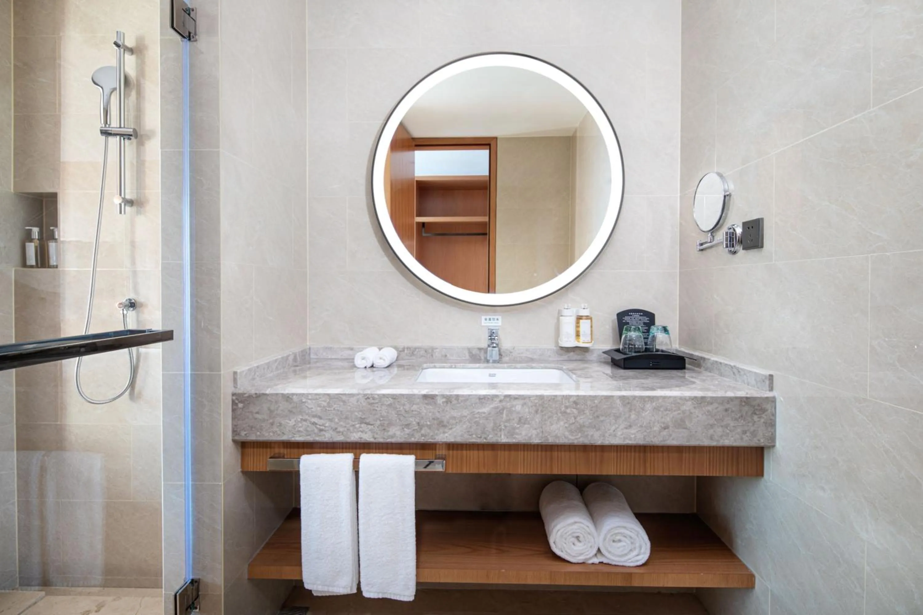 Upgrade Standard Room in Holiday Inn Chengde Park View by IHG