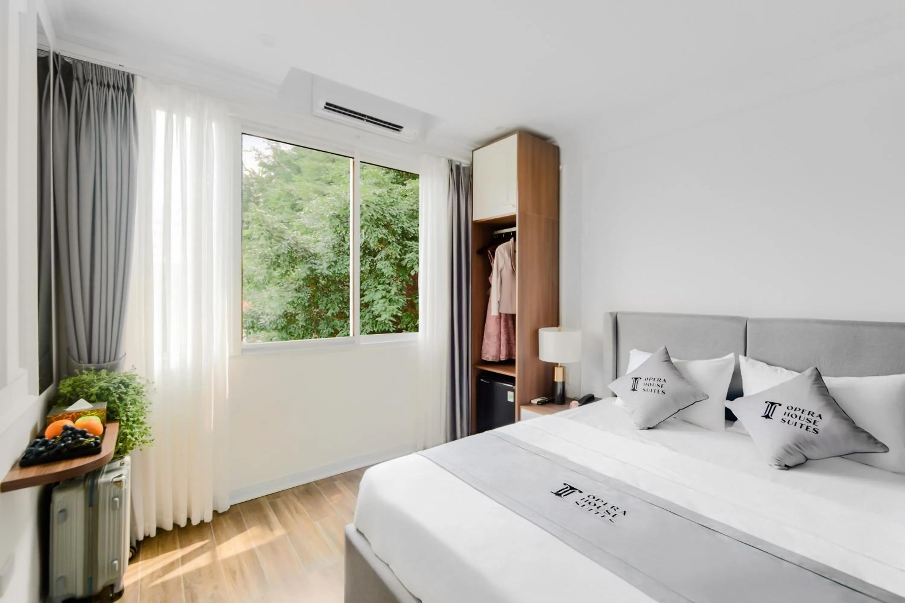 Deluxe Room with City View in Opera House Suites