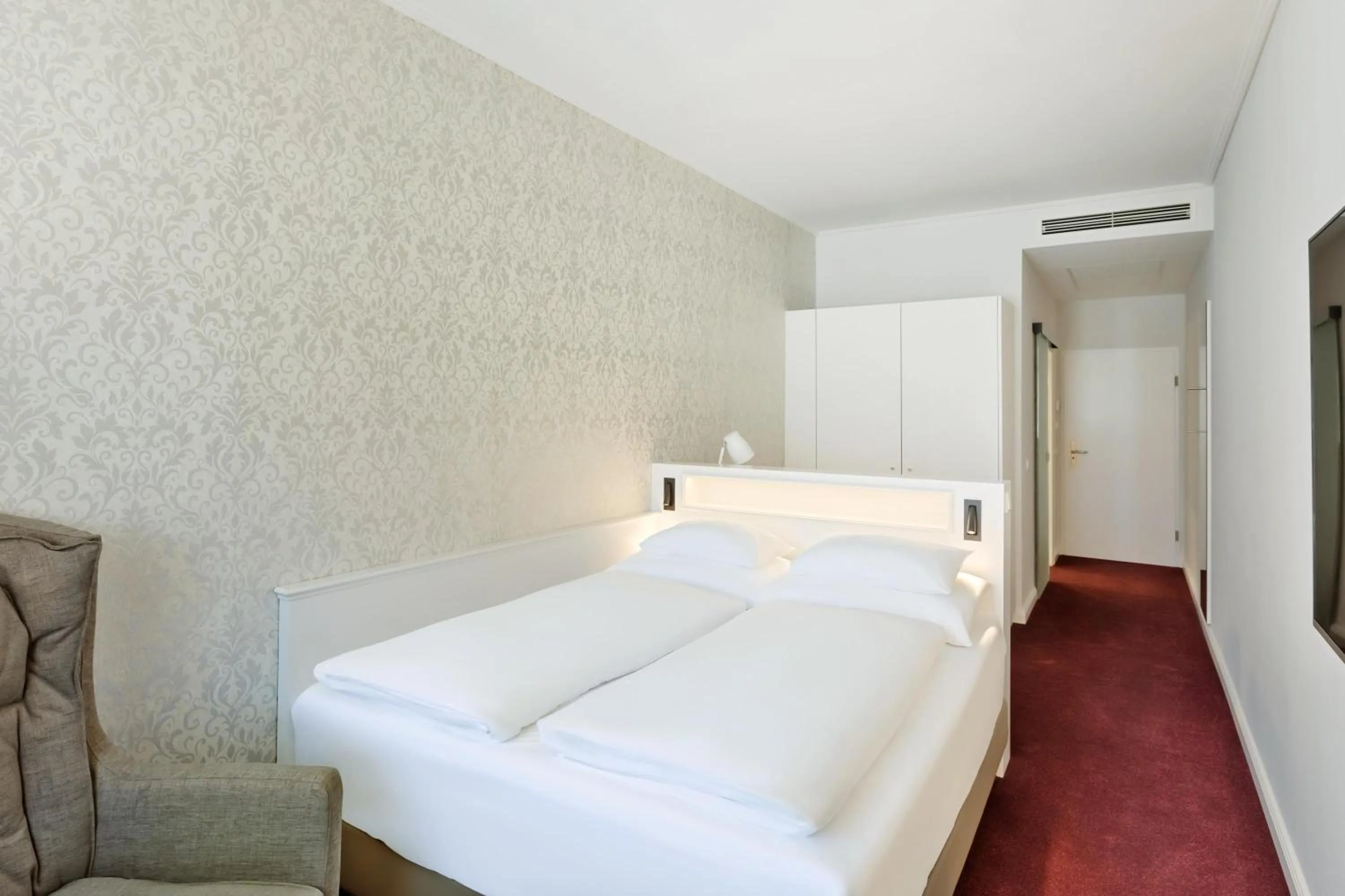 Standard Queen Room in Hotel Rathauspark Wien, a member of Radisson Individuals