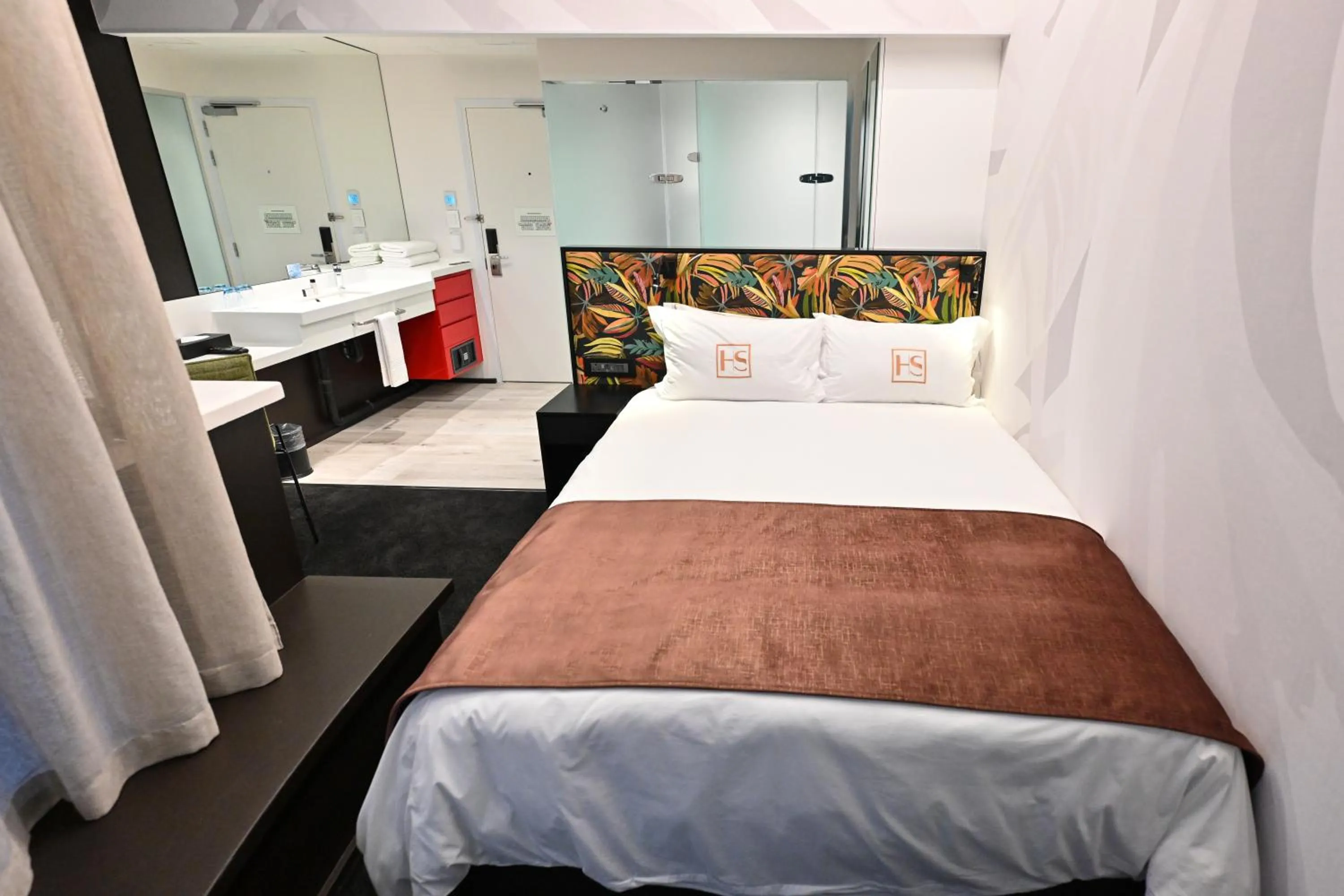 Deluxe Queen Room - single occupancy in Hotel Sky Cape Town