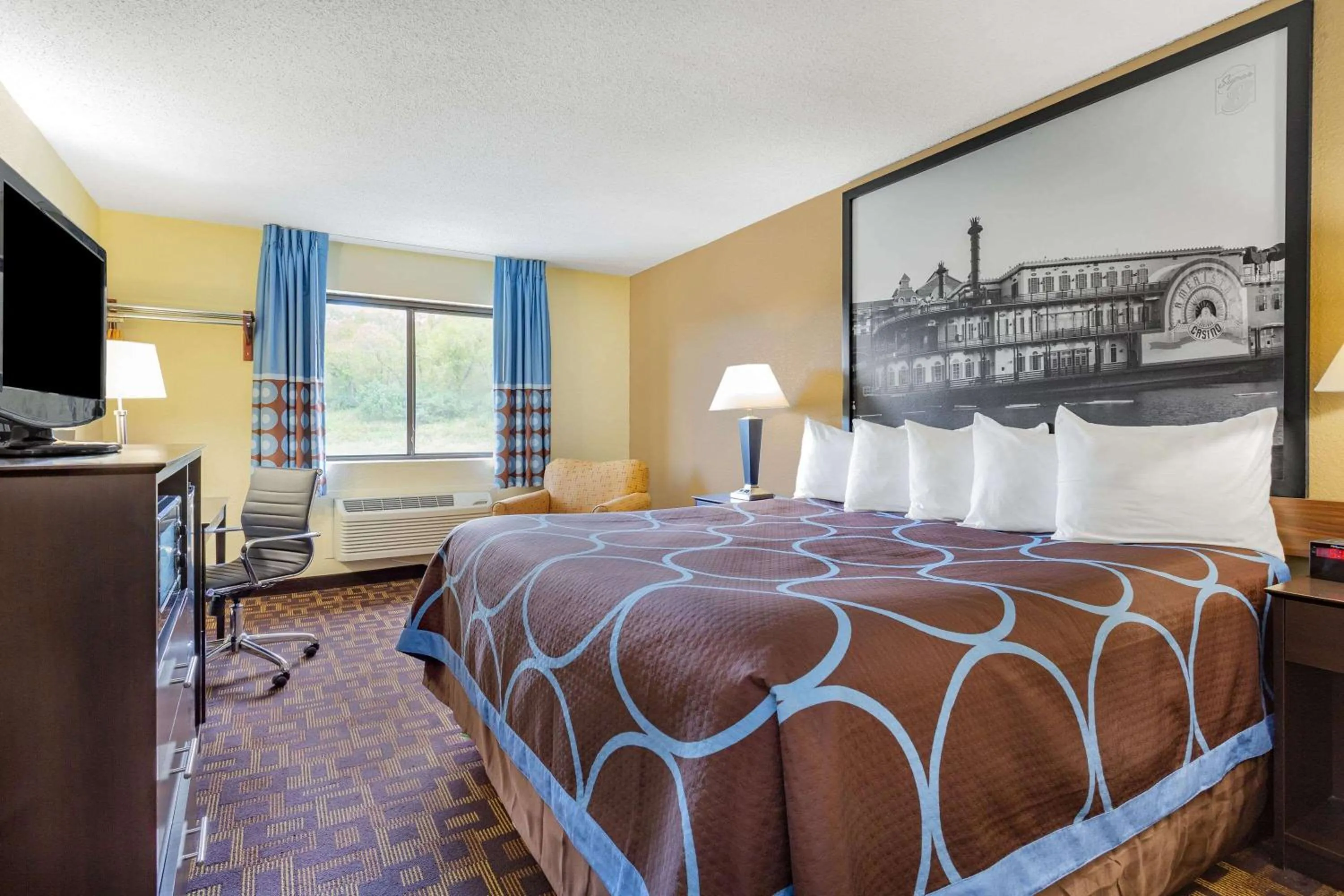 King Room - Mobility Access/Non-Smoking in Super 8 by Wyndham Decorah