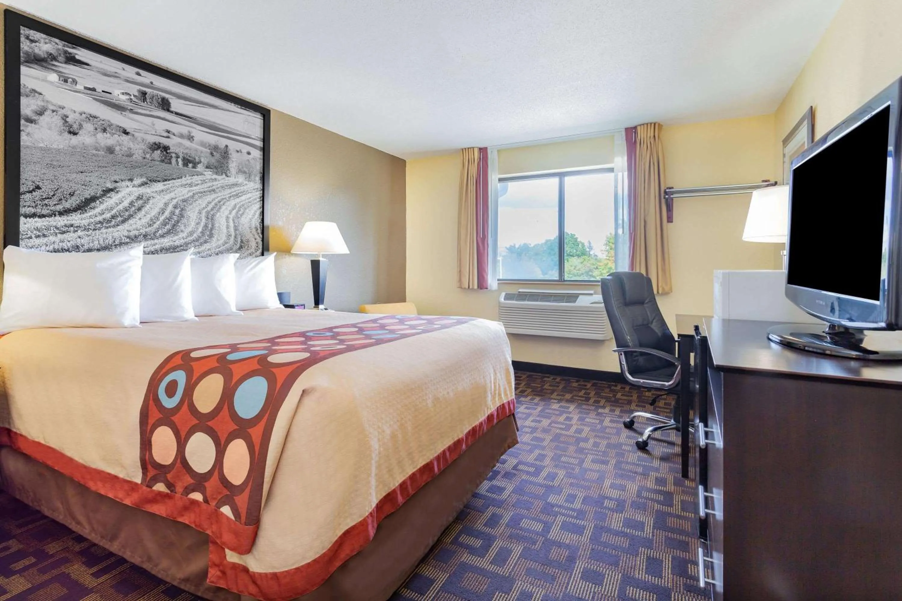 Queen Room - Non-Smoking in Super 8 by Wyndham Decorah