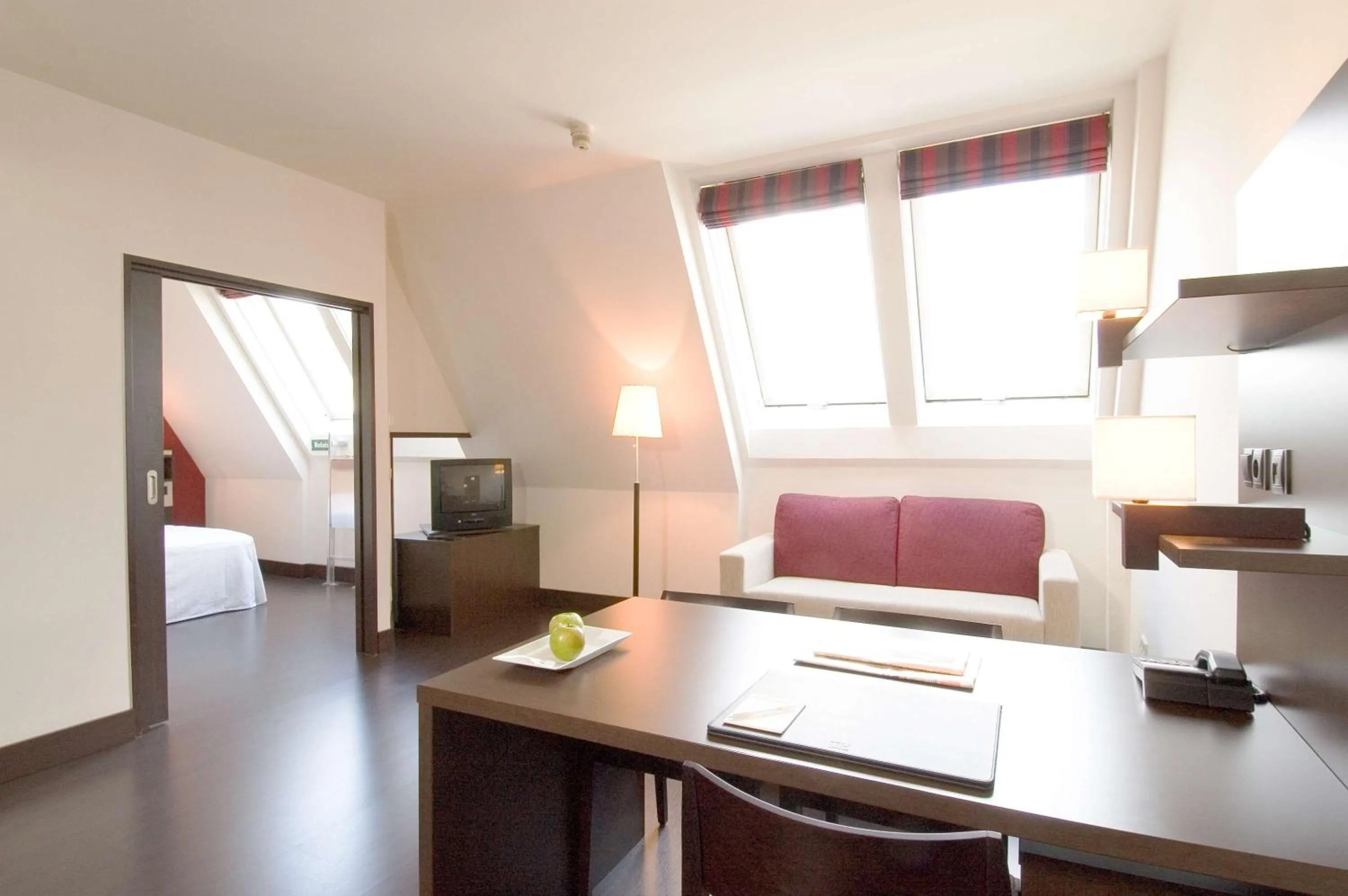 Family Room (2 Adults + 1 Child) in NH Wien City