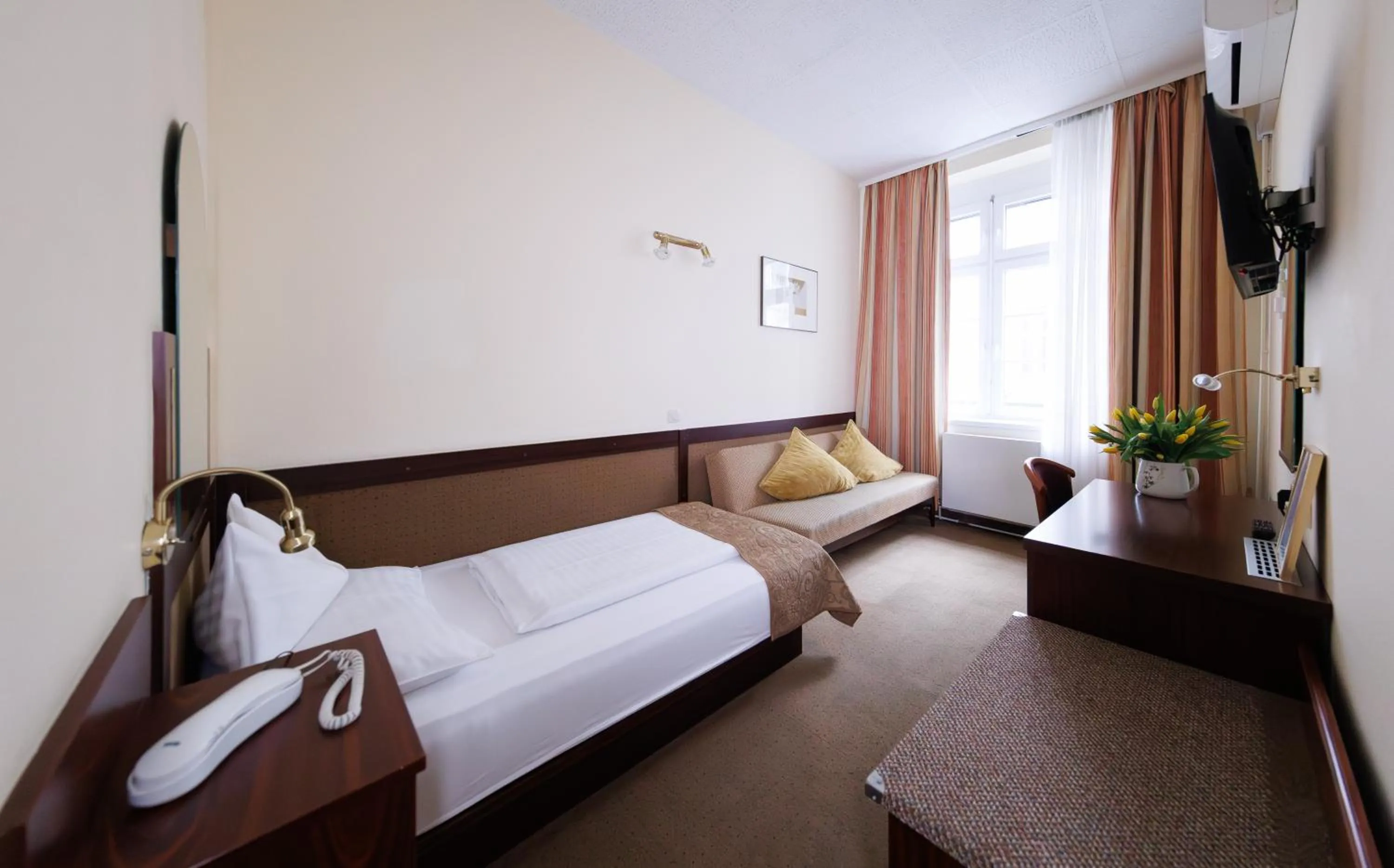 Single Room in Continental Hotel-Pension