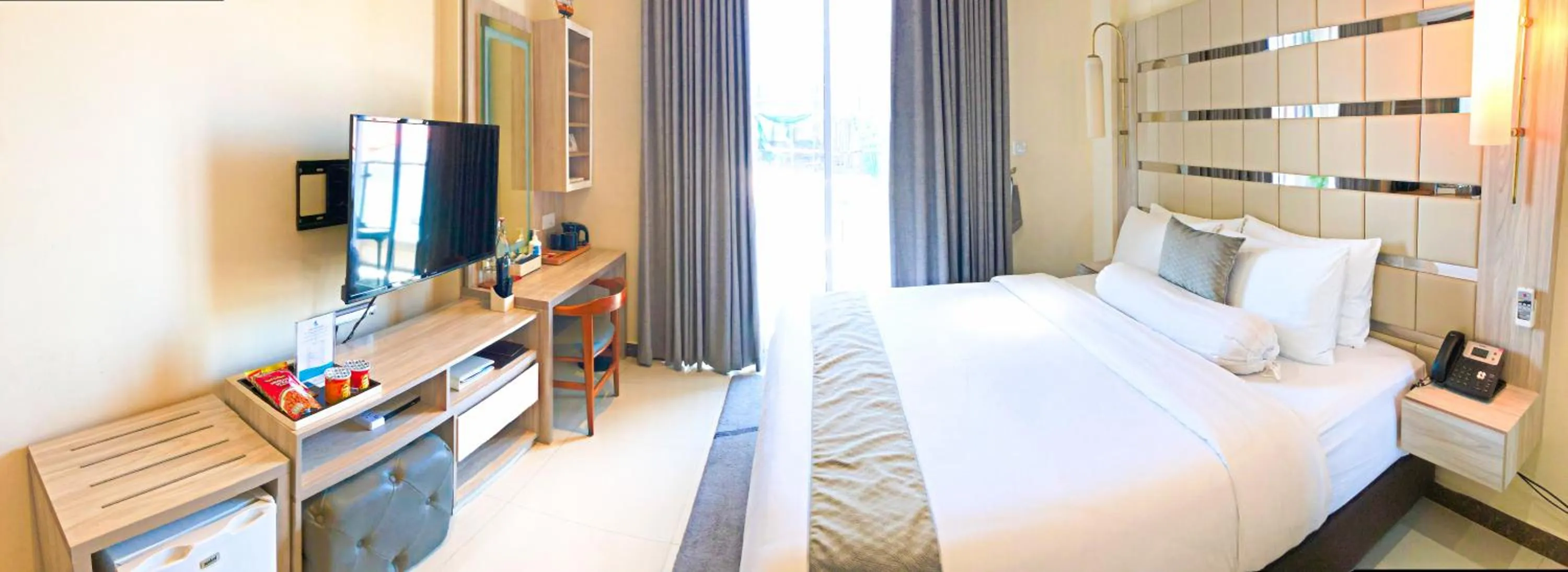 Deluxe Double Room with Balcony - single occupancy in Avoca Inn