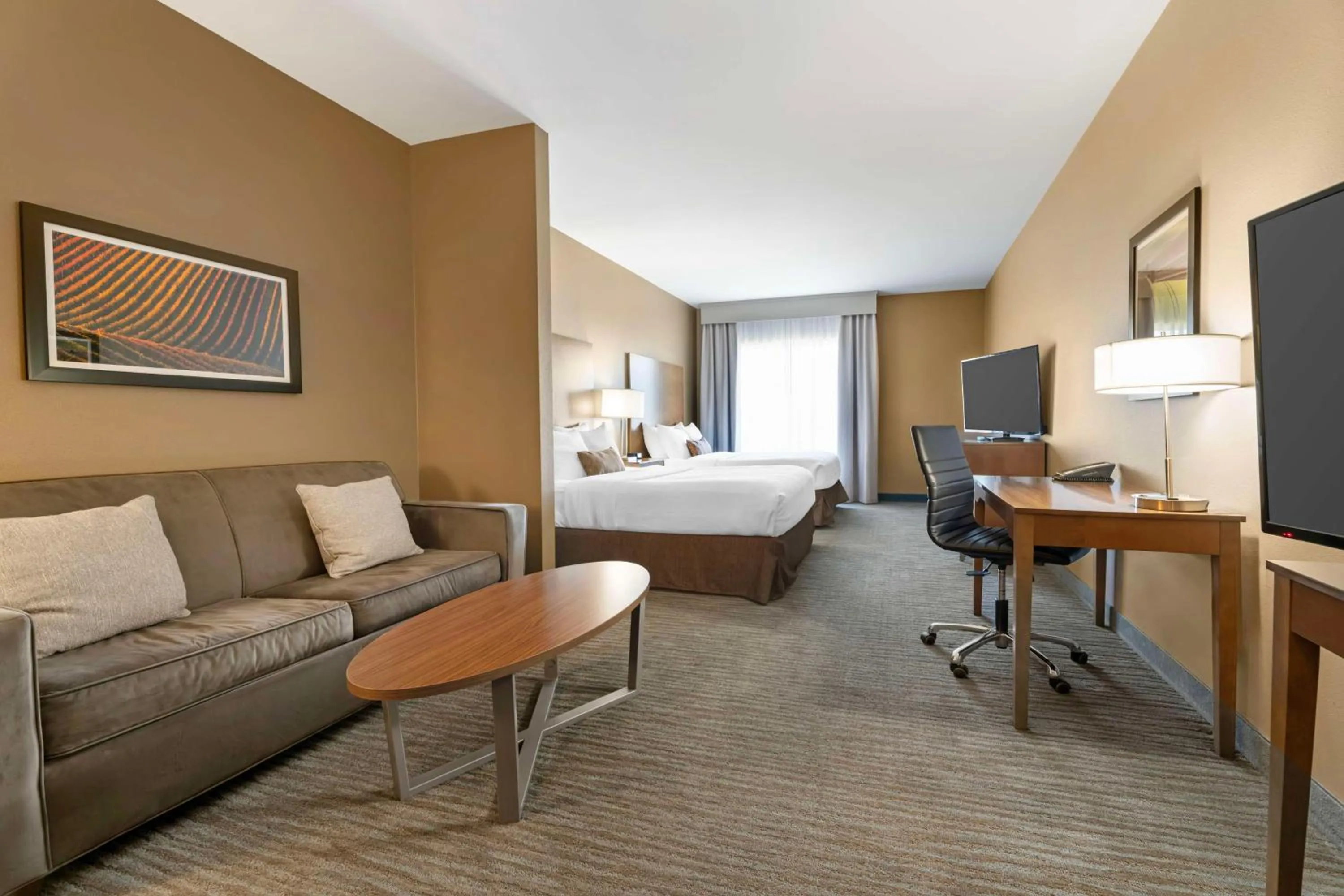 Queen Suite with Two Queen Beds with Sofa Bed in Best Western Plus Jefferson