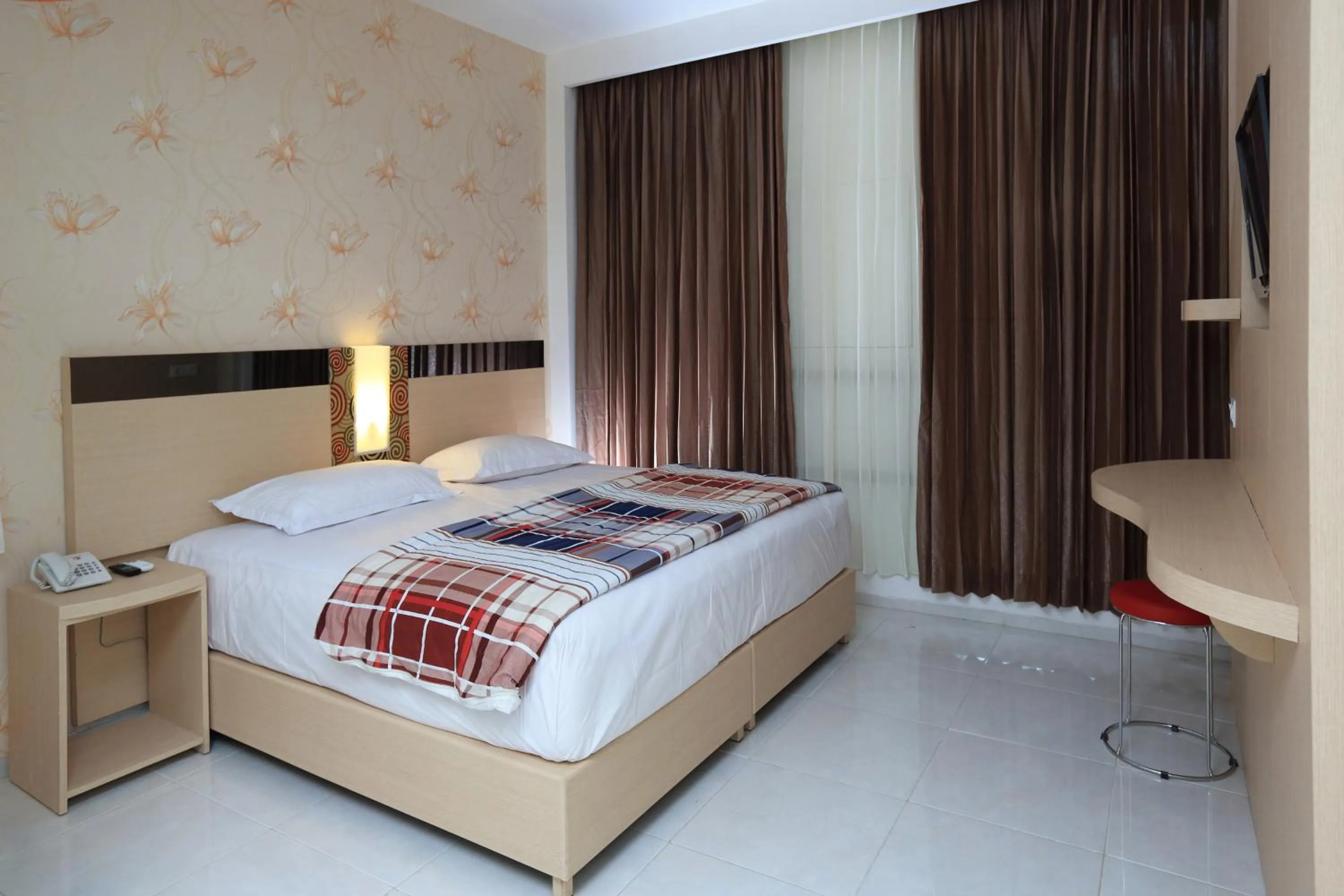 Deluxe Room in Hotel Dewarna Sutoyo Malang