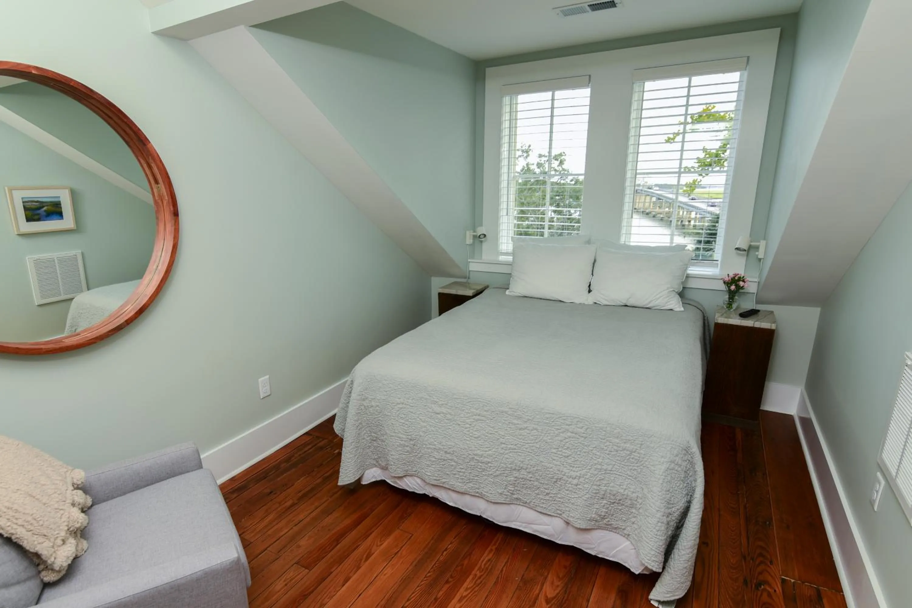 Superior Queen Room in 607 Bay Inn Downtown Beaufort