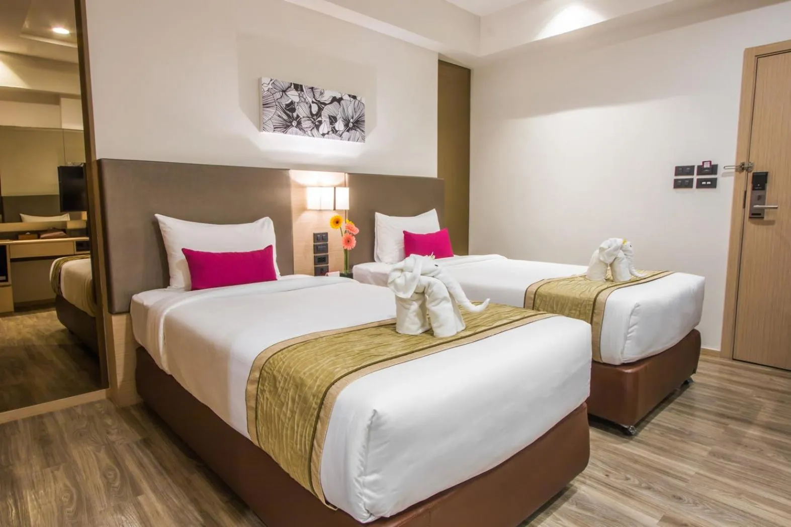 Twin Room with Balcony in Pacific Park Hotel