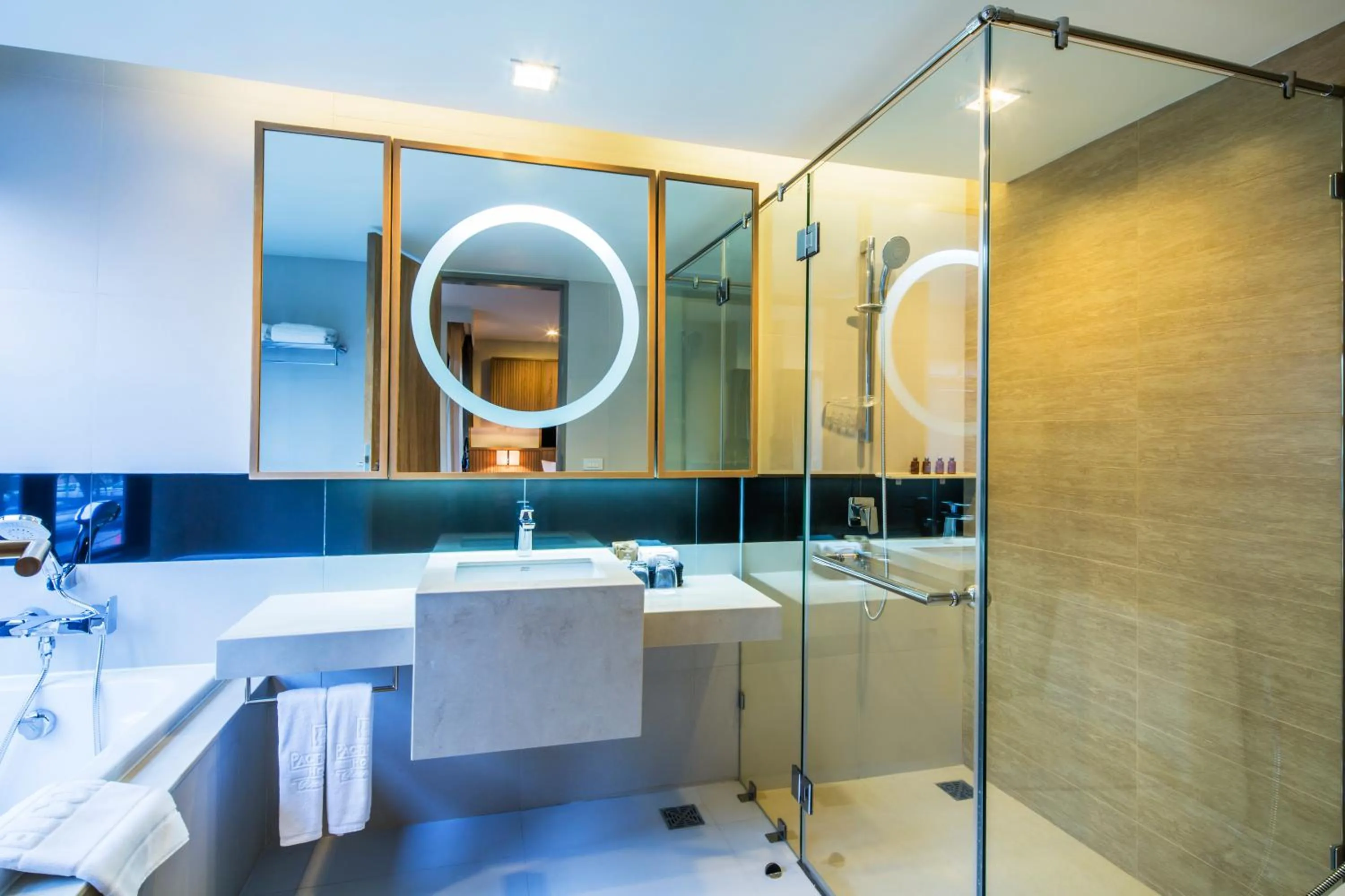 Deluxe Double Room with Bath in Pacific Park Hotel