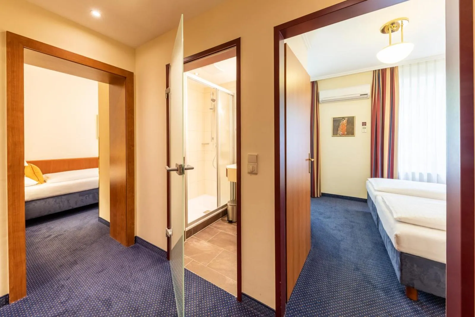 Quadruple Room PREMIUM courtyard view in Austria Classic Hotel Wien