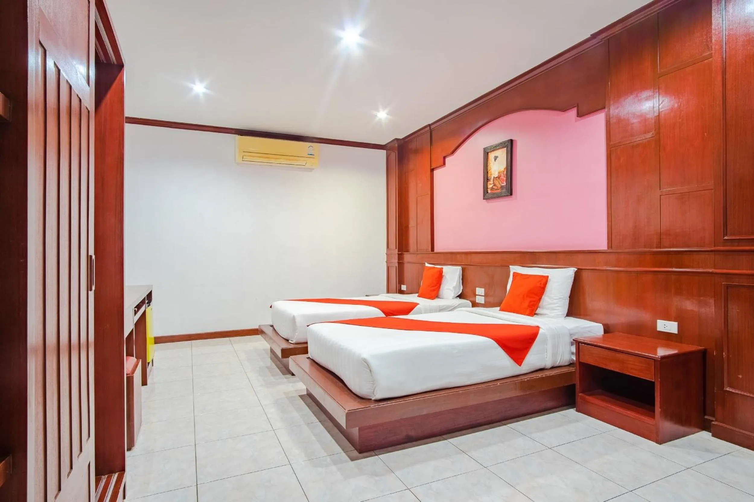Standard Twin Room in Art Mansion Patong Hotel