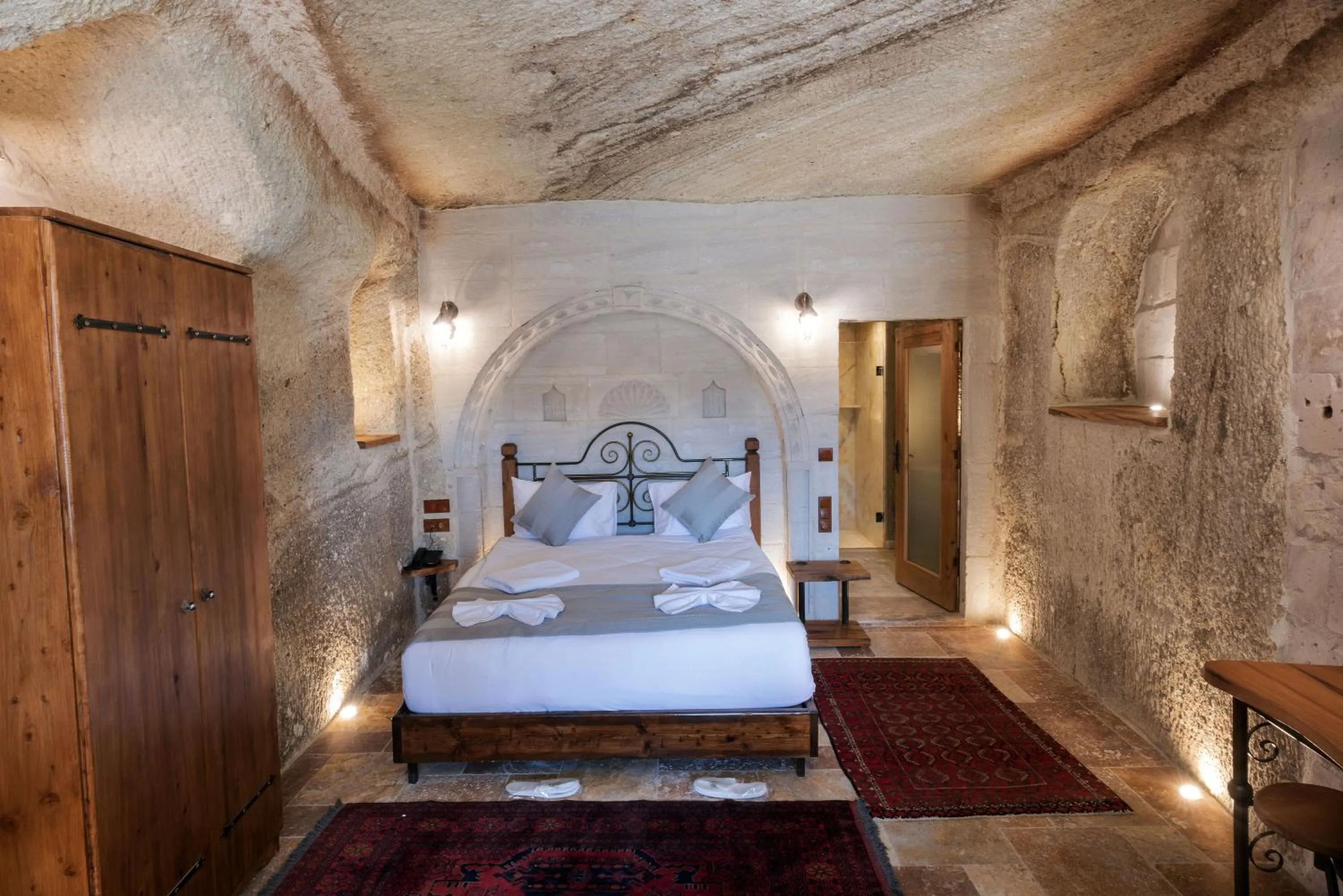 Deluxe Room in Sarnich Cave Suites