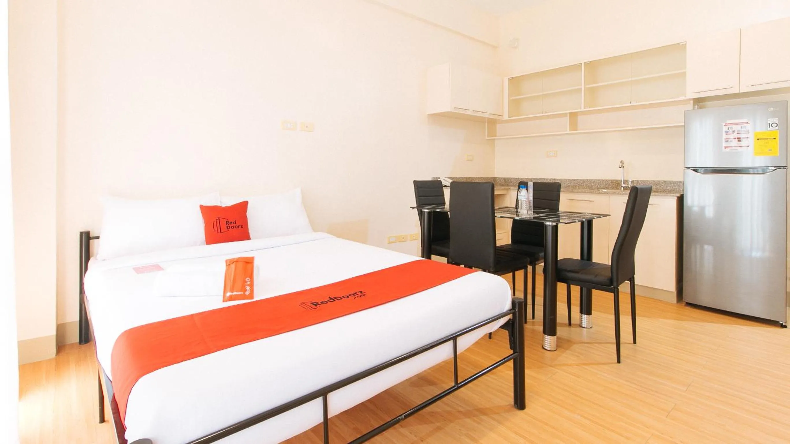 Deluxe Family Room in RedDoorz Plus at Alpina Heights Paranaque