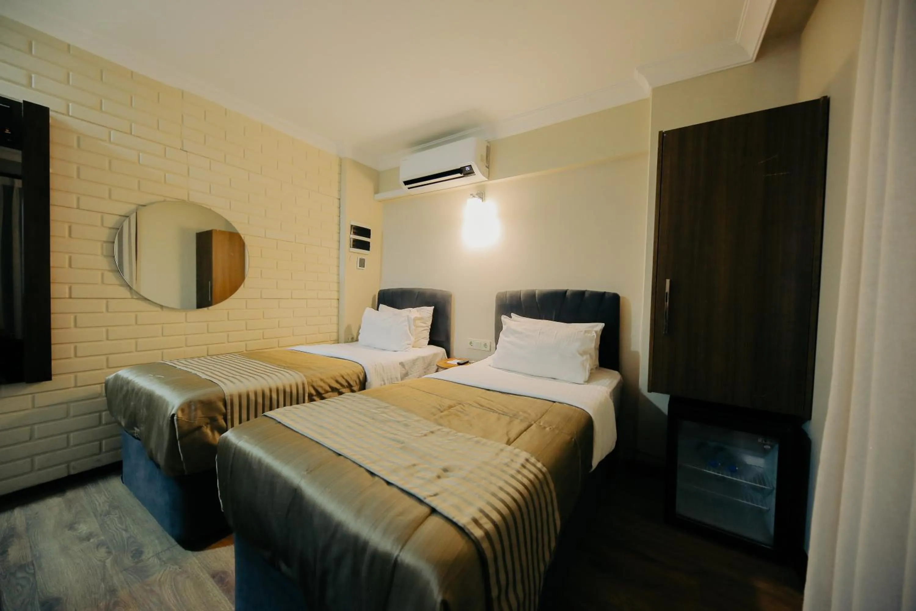 Twin Room in Red Green