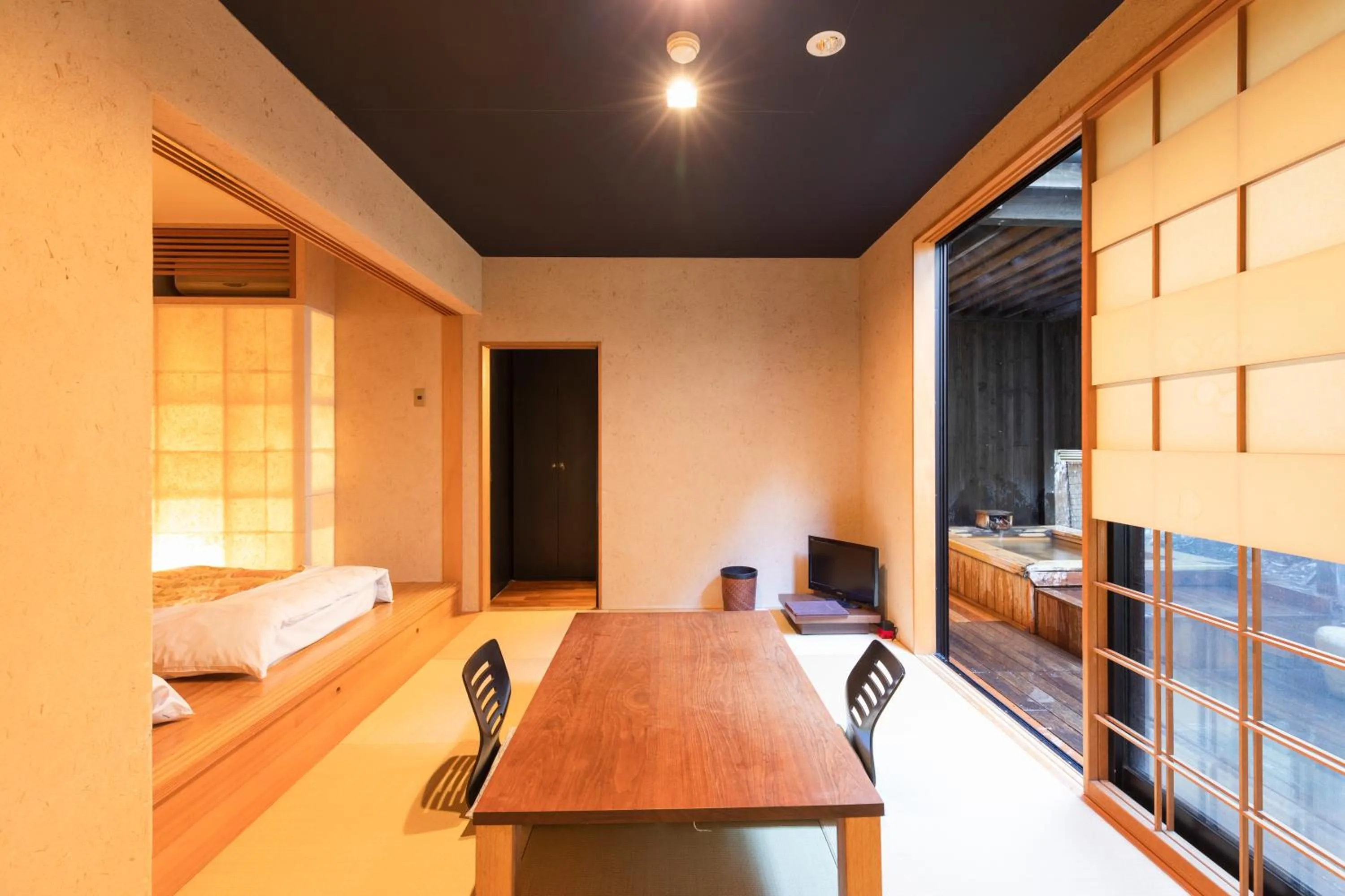 Superior Twin Room with Tatami Area and Open-Air Bath ( Up to 2 people) in Yushintei
