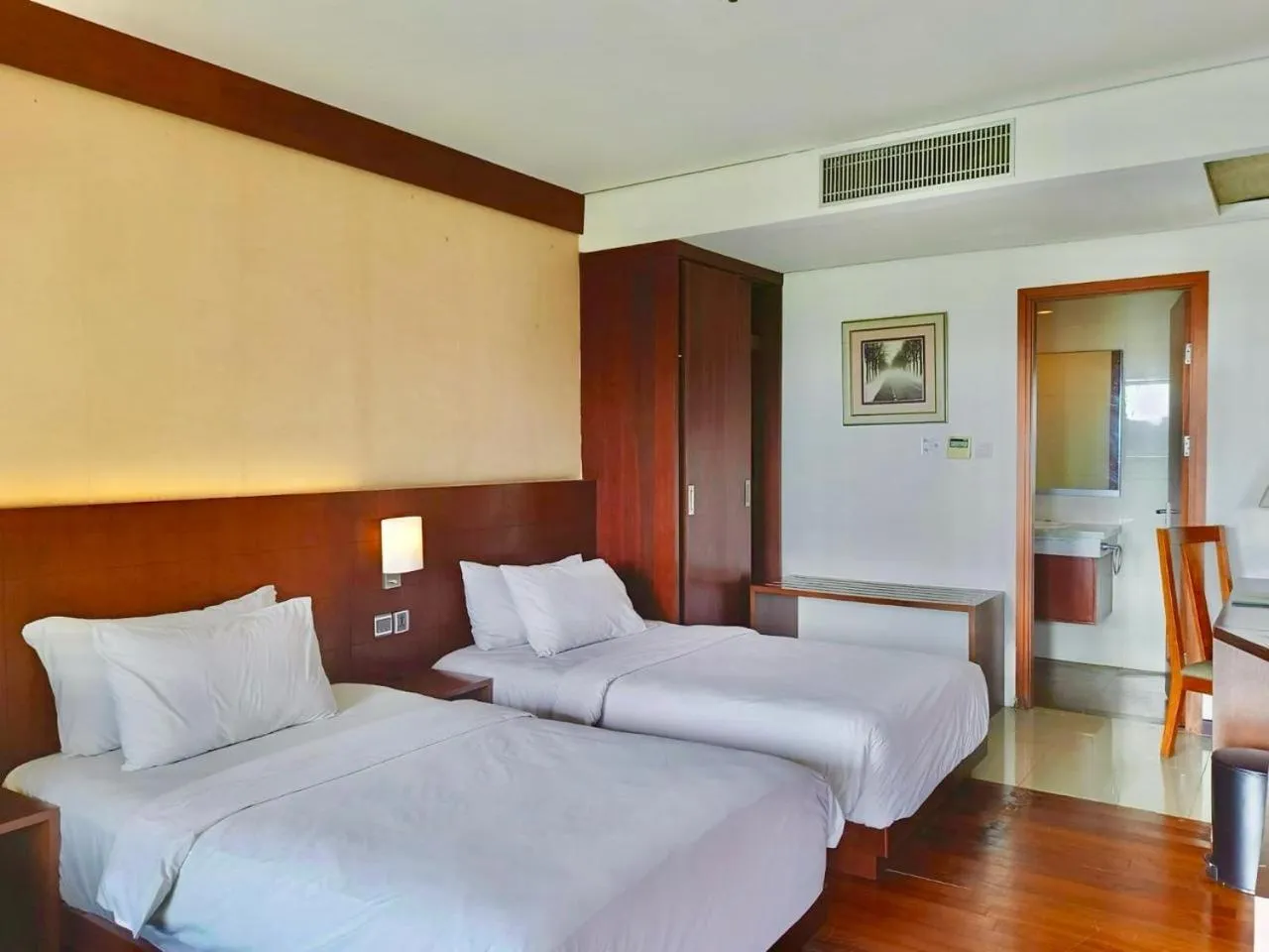Deluxe Twin Room without Balcony in Oak Tree Emerald Hotel & Coventions Semarang