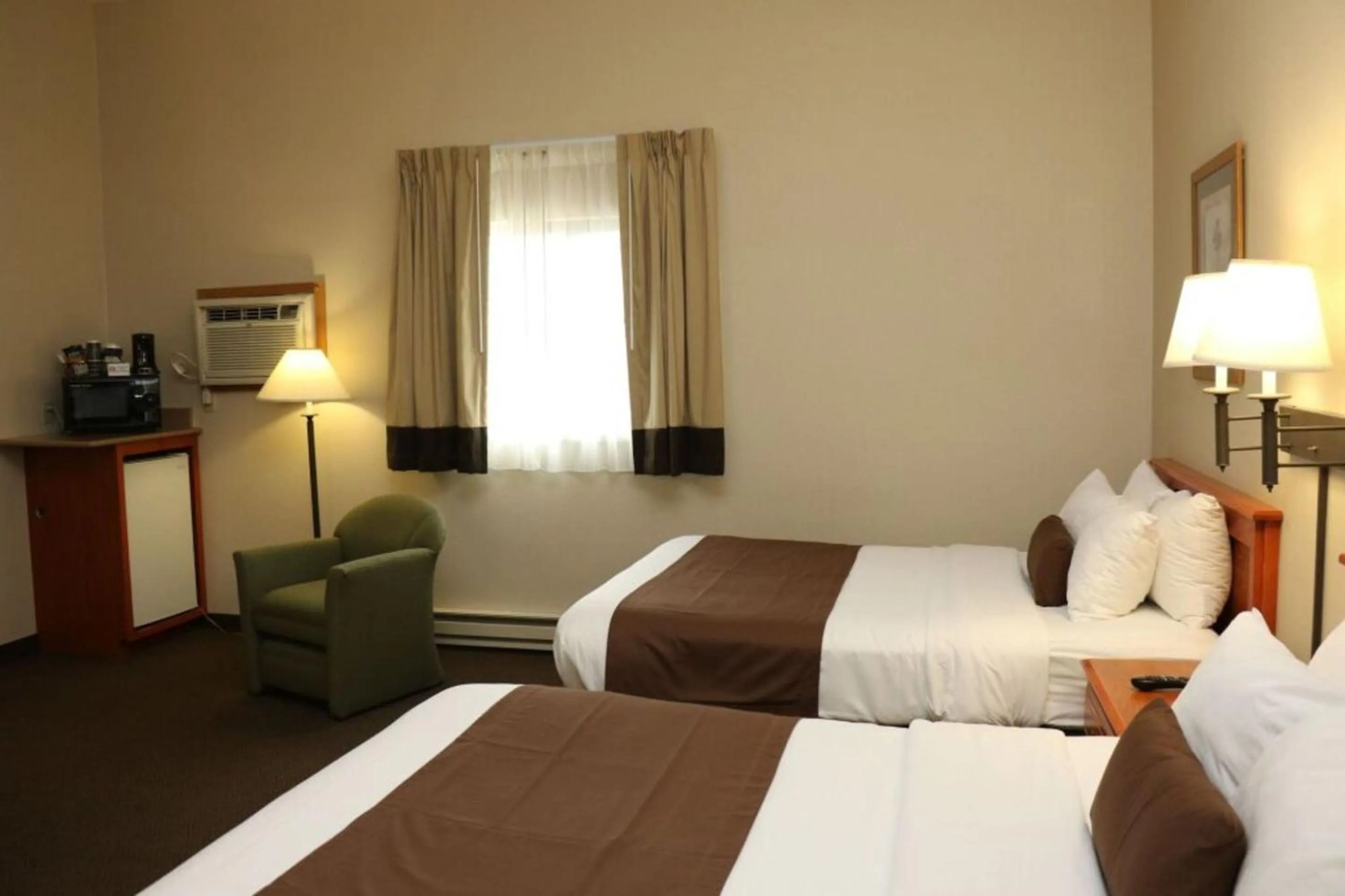 Quadruple Room - Disability Access - Roll in Shower in Studio 6 - Minot, ND