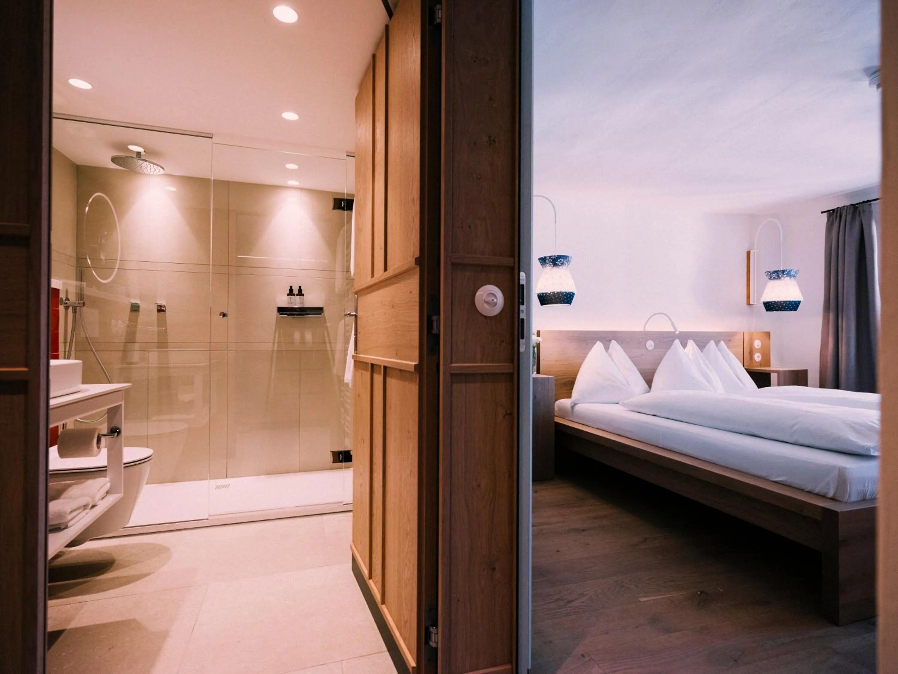 Large Double Room in artHotel Blaue Gans