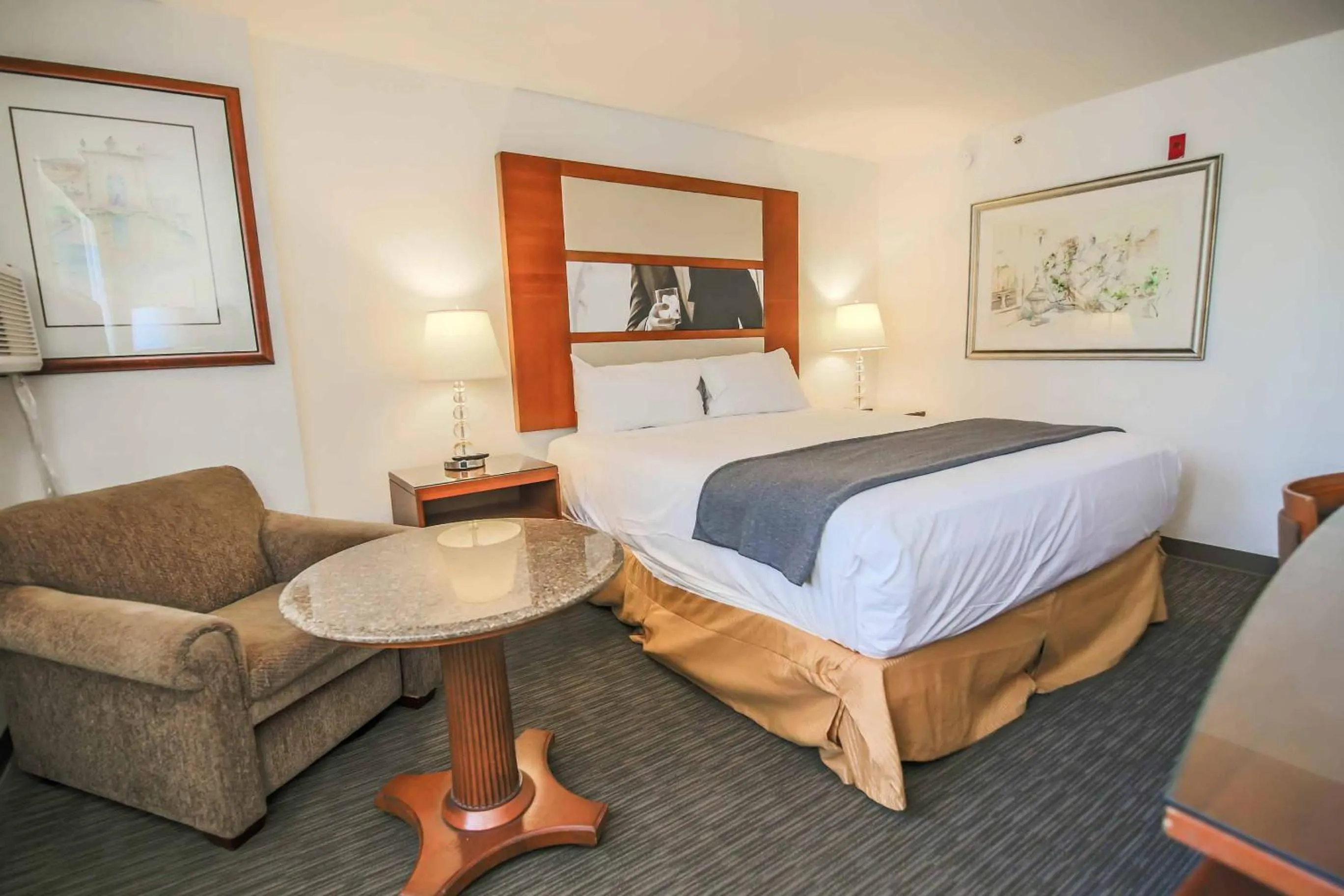 Deluxe King Room in Sunrise Inn