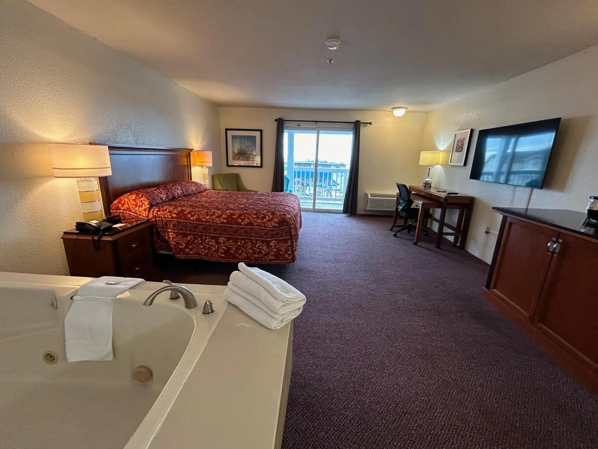 Deluxe King Room in Bayview Inn