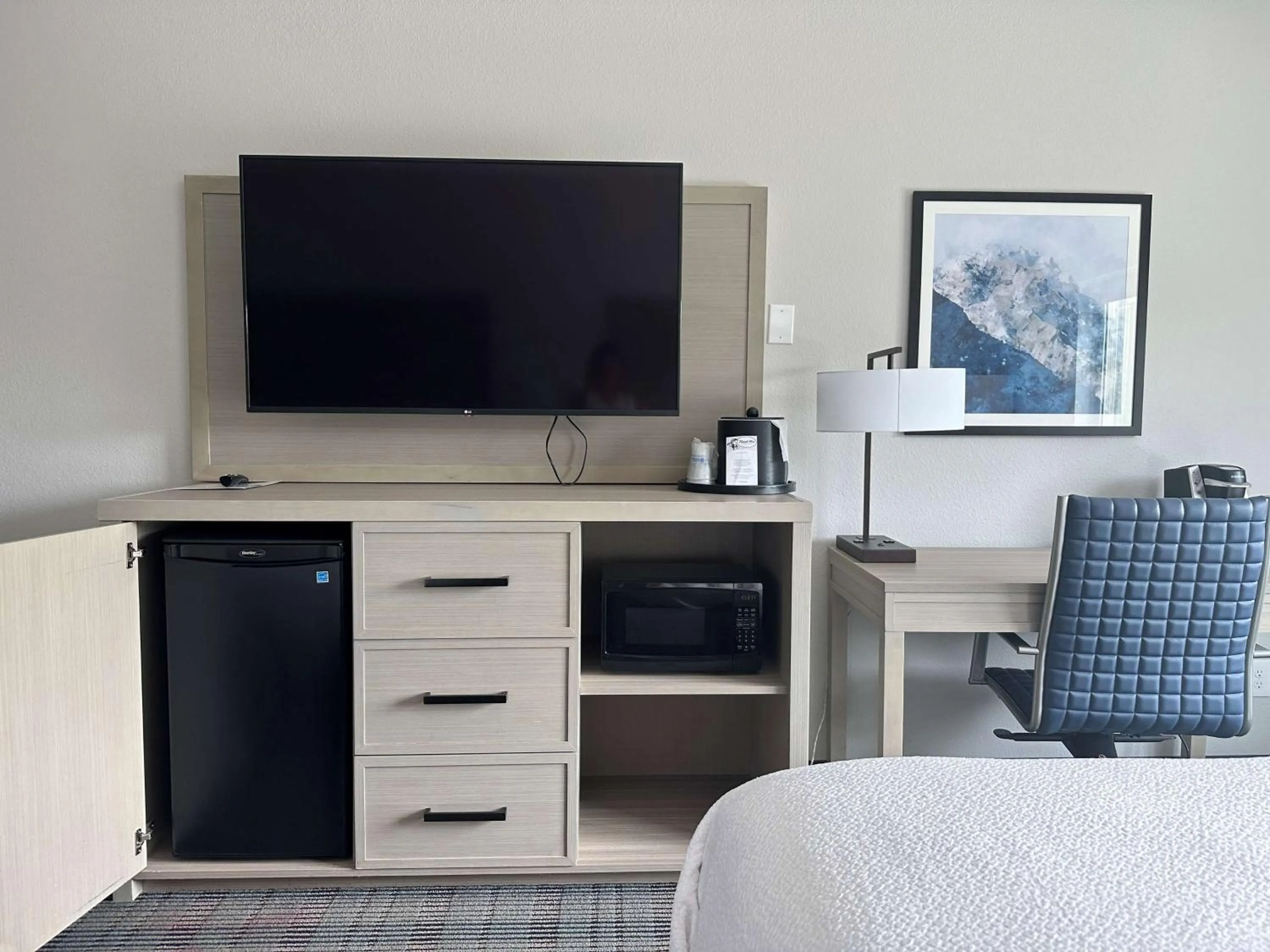 King Room with Mobility Accessible Roll-In Shower in Best Western Plus Chandler