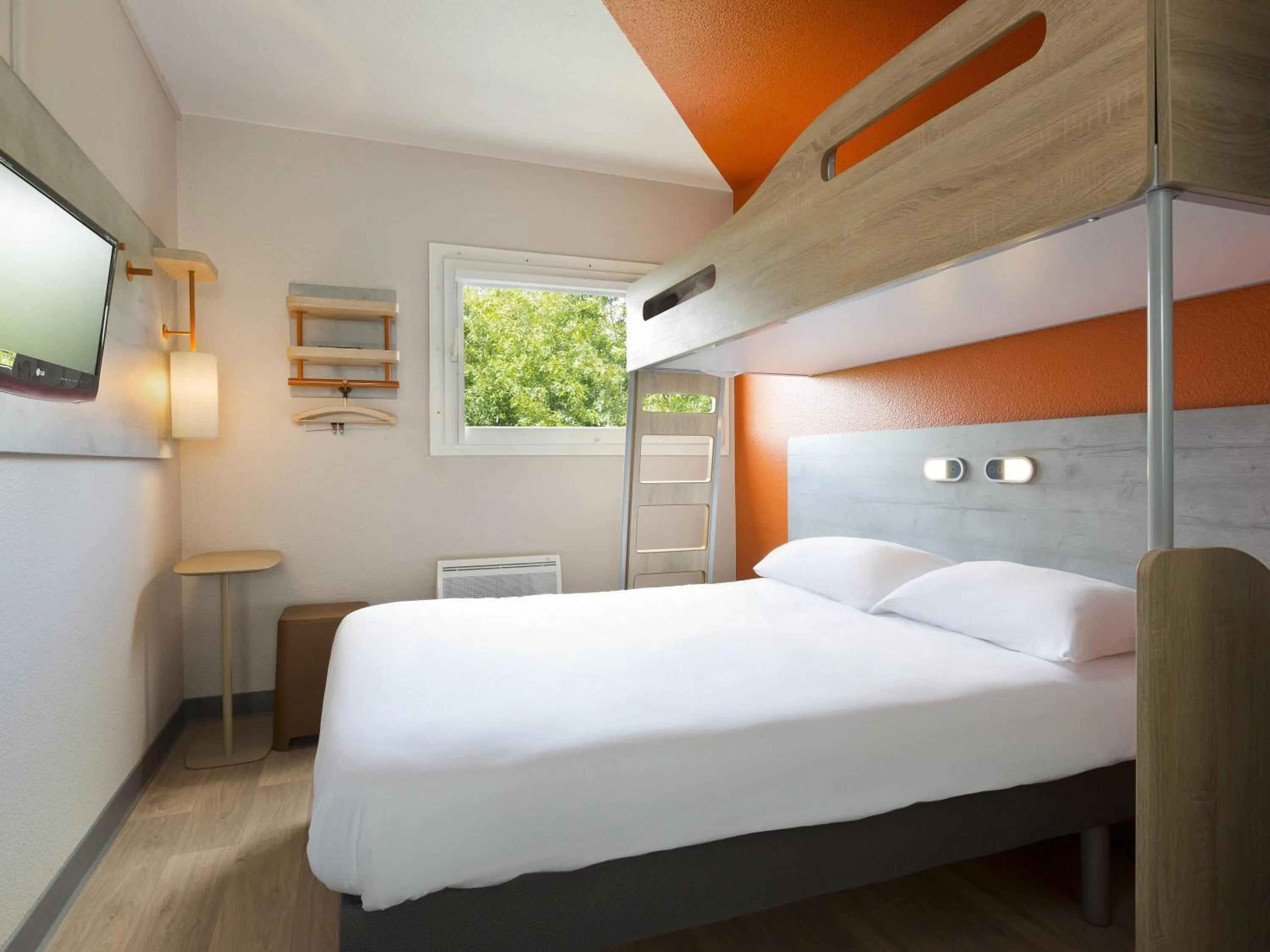 Classic Double Room with Single Bunk Bed in ibis budget Le Mans Universite