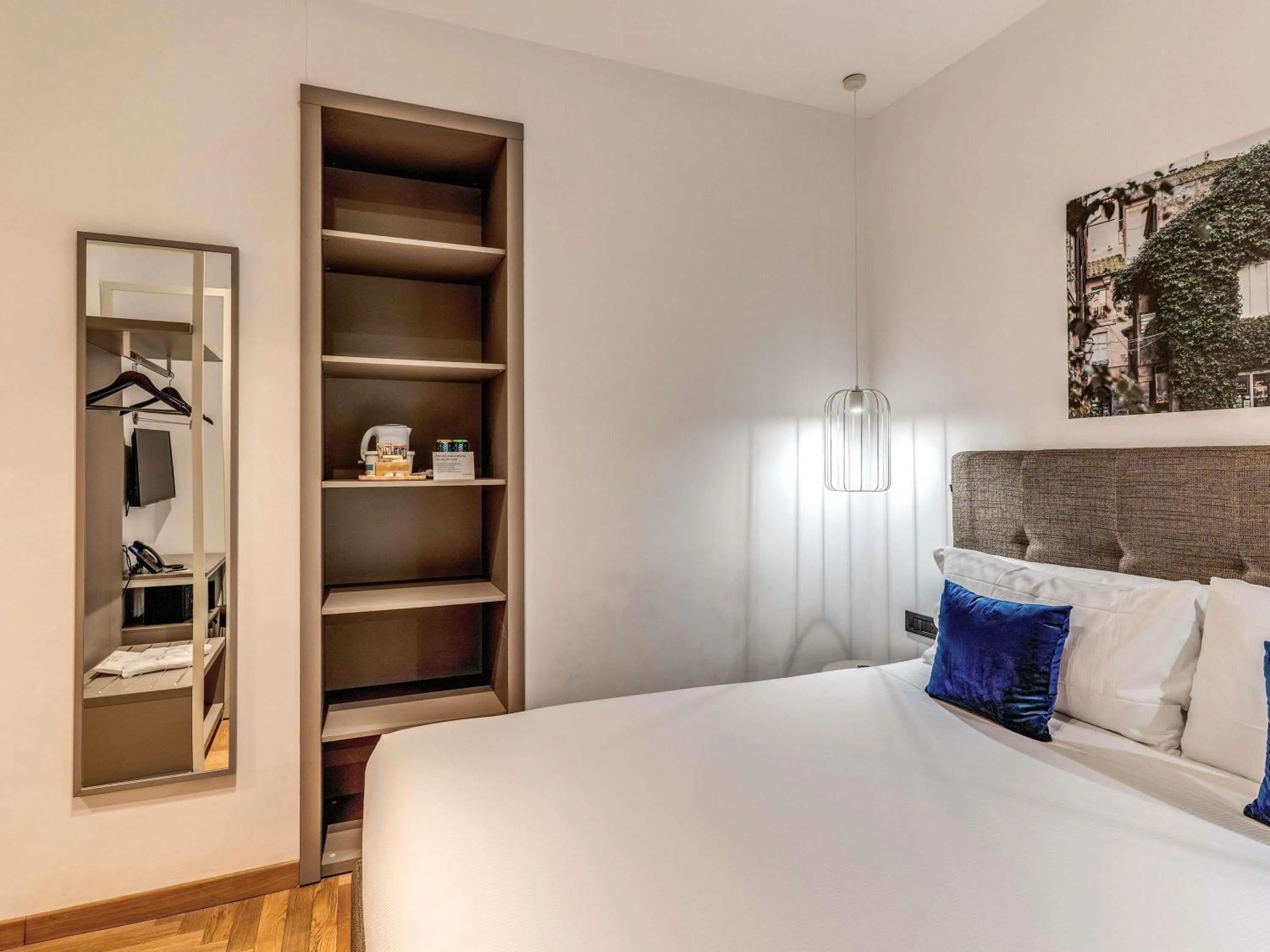 Standard Room with One Double Bed or Two Single Bed Internal view in Mercure Roma Centro Termini