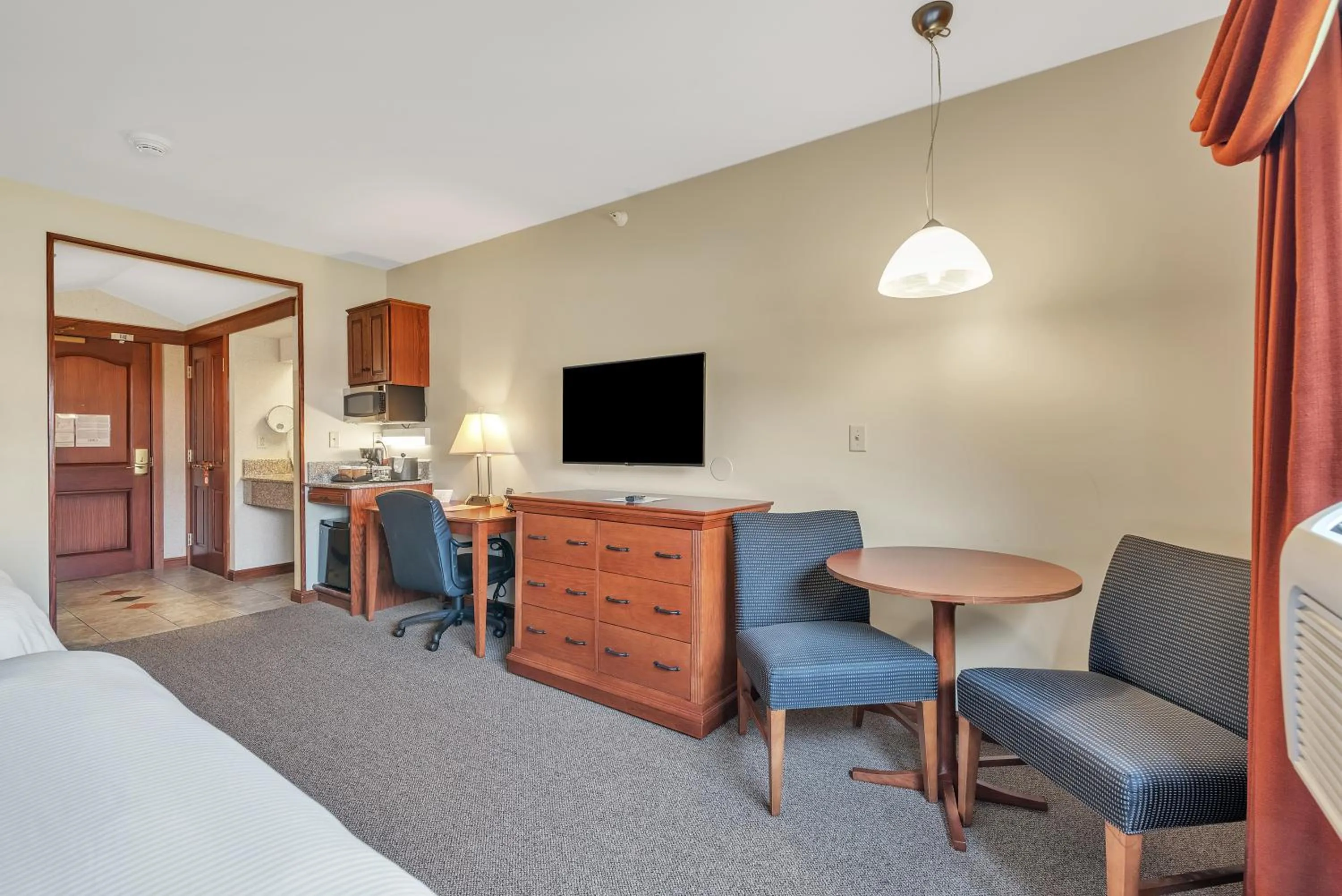 Standard Queen Room in The Inn at Ohio Northern University