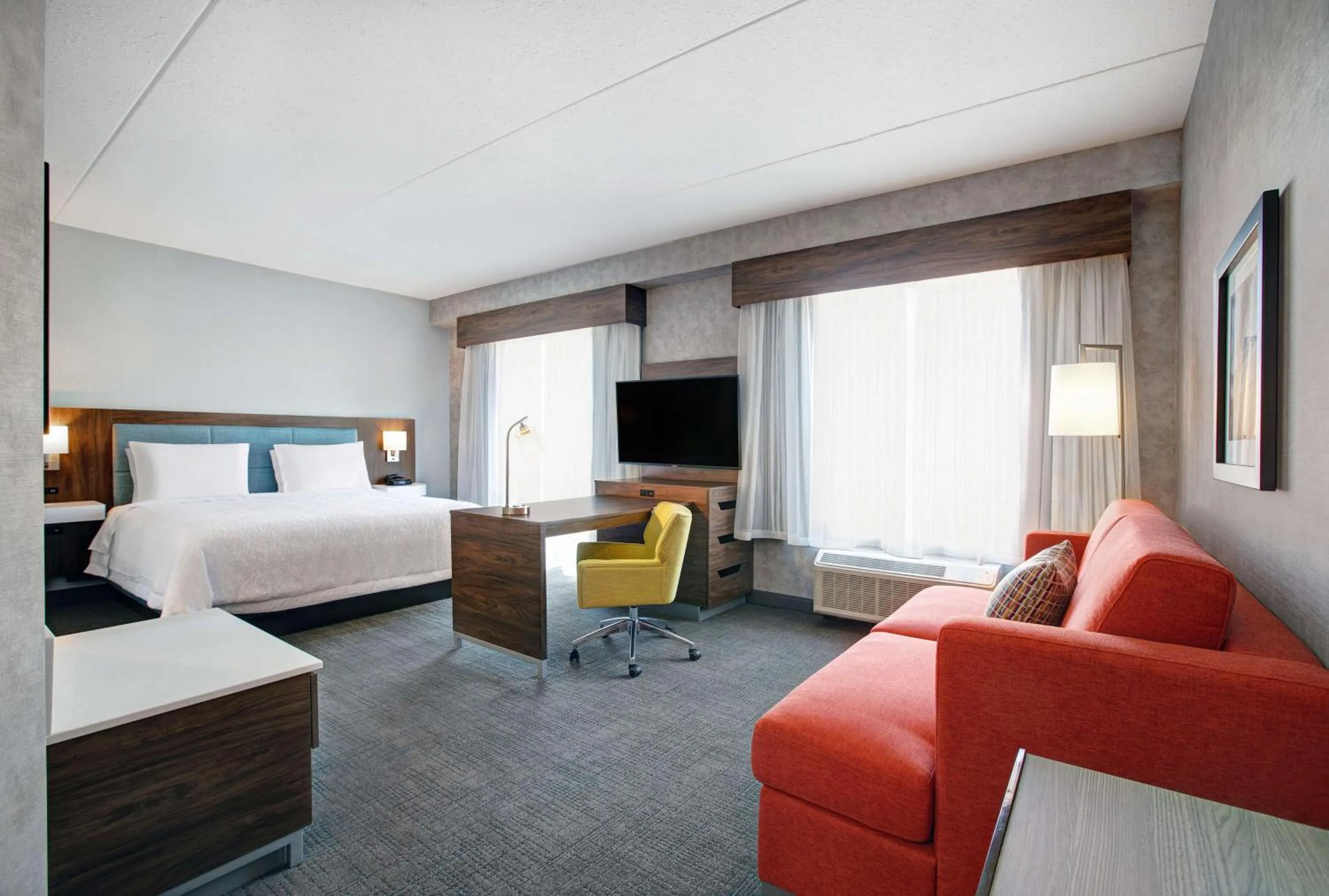 Bed in Hampton Inn & Suites By Hilton Waterloo St. Jacobs