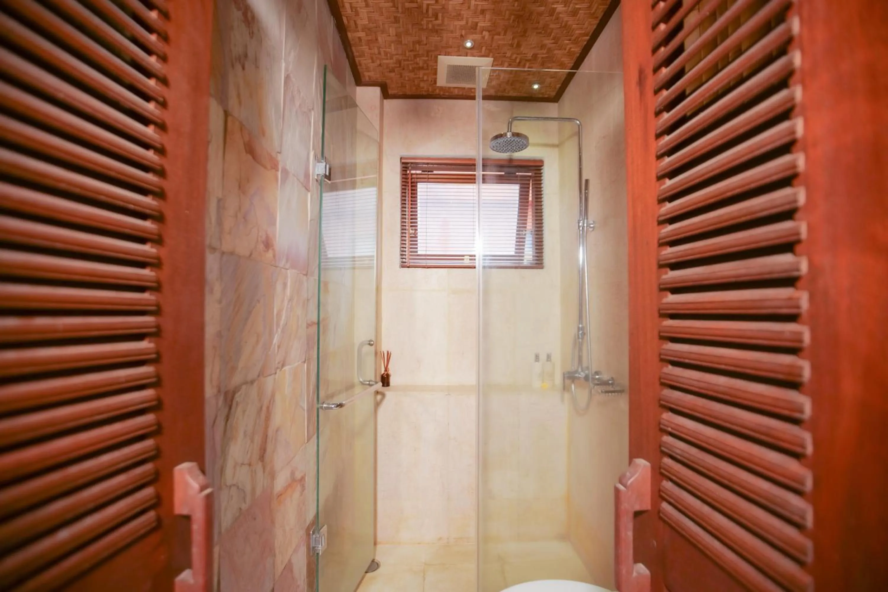 Shower in Gayatri