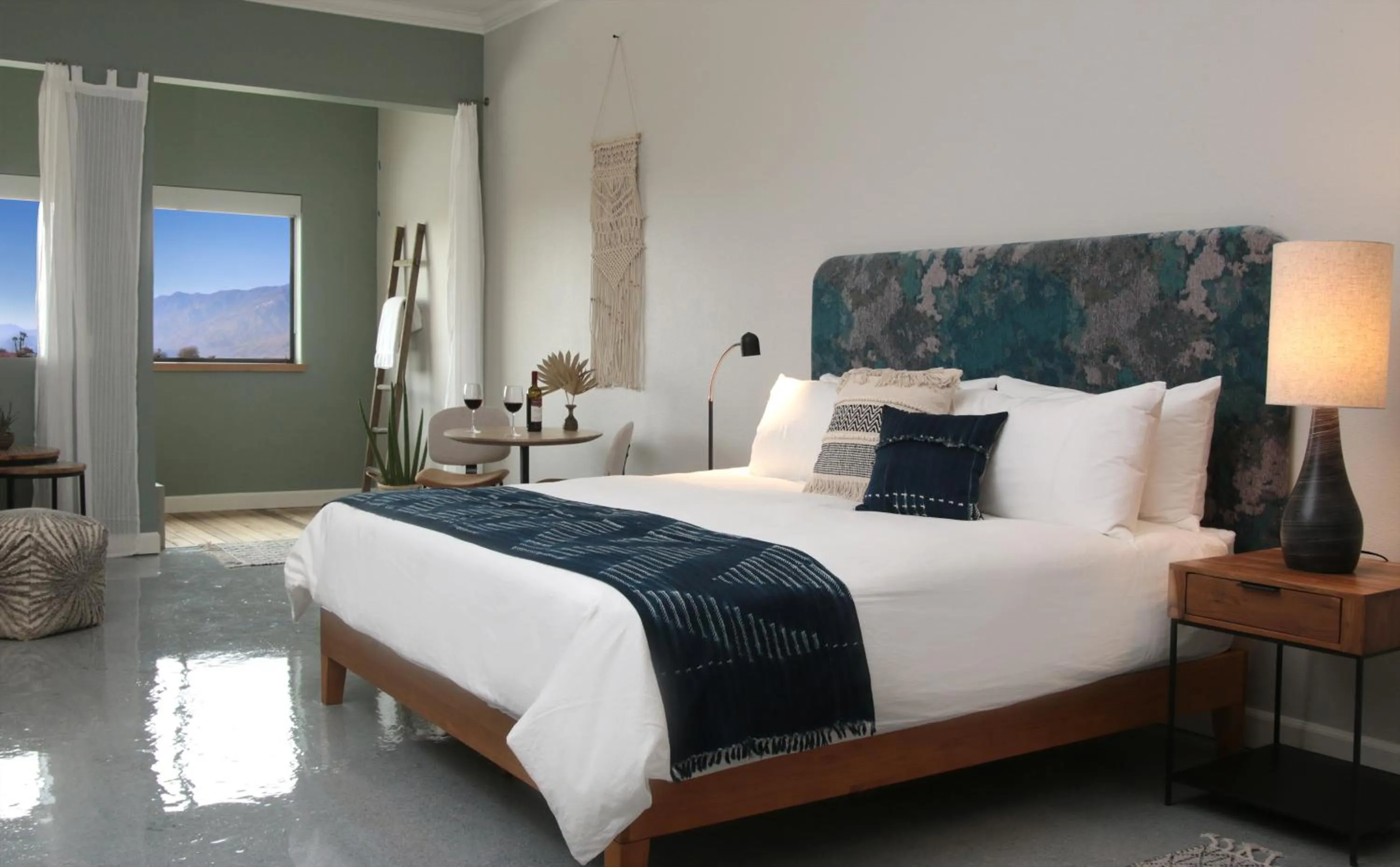 Spa Suite, Mountain View, 2nd Flr King in Azure Palm Hot Springs