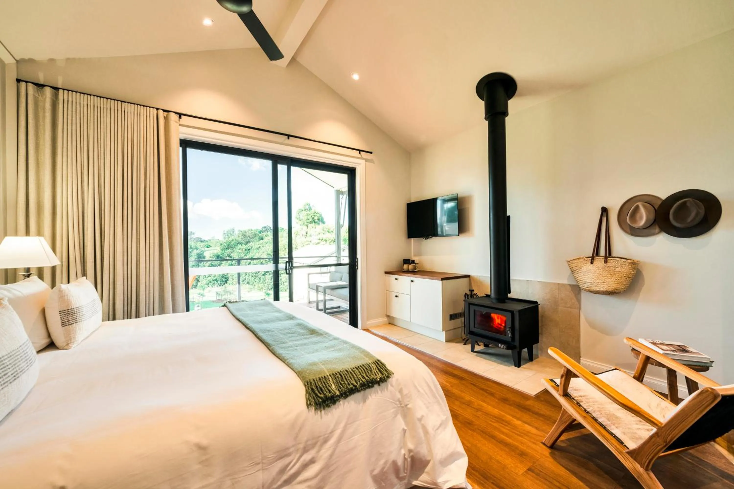 Hinterland View Cabin in Beechmont Estate